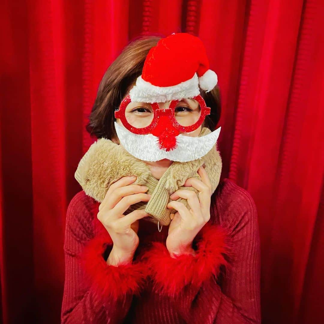 高橋幸のインスタグラム：「Happy Holidays🧸🎂 友達と恒例のギフト交換、今年はふわふわの手袋をいただきました！いくつになってもプレゼントを開ける瞬間が好きです🎁 みなさんにとって素敵な週末となりますように！#merrychristmas #🎅」
