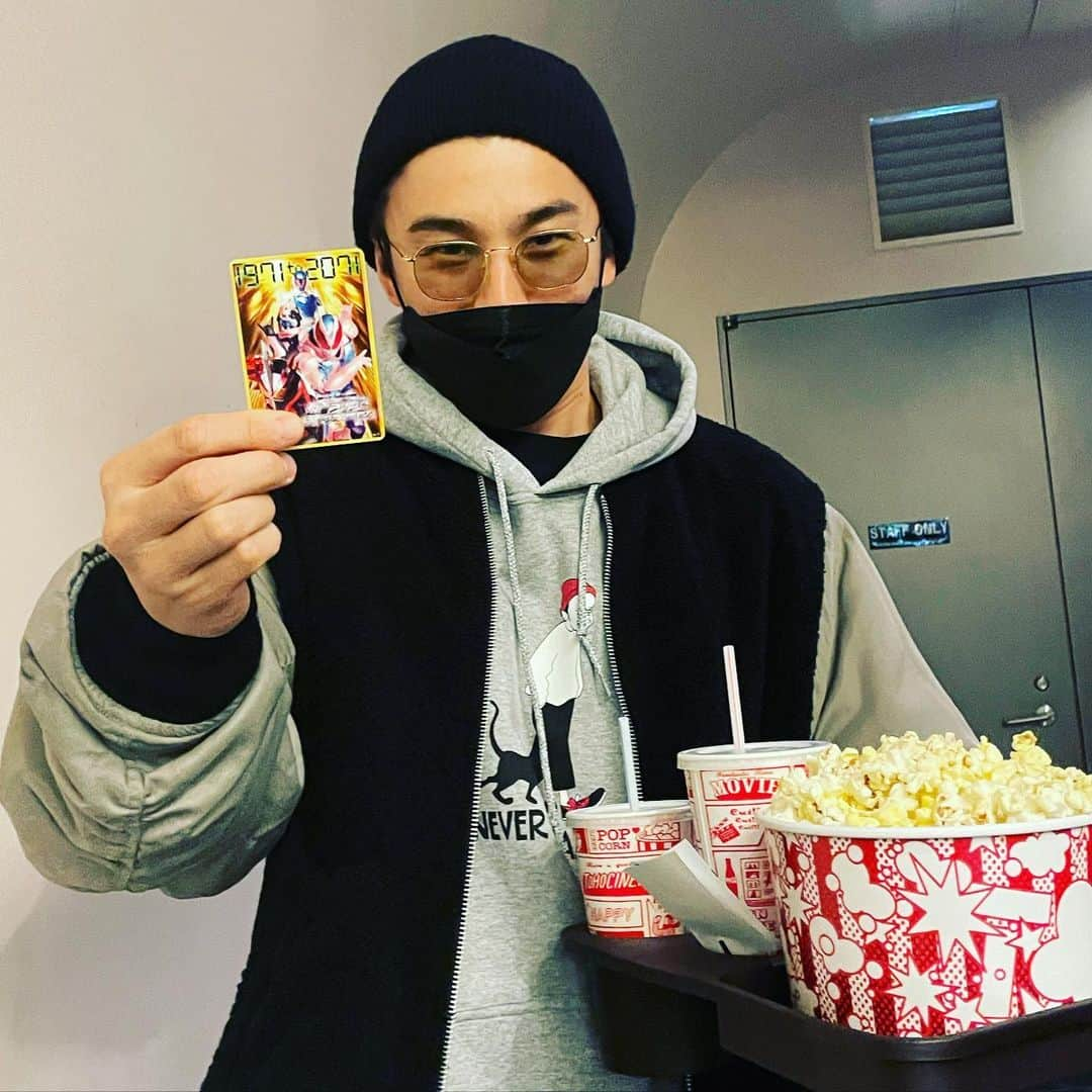 中尾明慶のインスタグラム：「自分が出演、しかも変身もしてる仮面ライダーを息子と観に行く日が来るとは、、、息子からの 『面白かったしちょっとカッコよかった』 これが何よりも最高のクリスマスプレゼントになりましたわ。 スタッフの皆様ありがとうございました。 #仮面ライダービヨンドジェネレーションズ  #仮面ライダーリバイス」