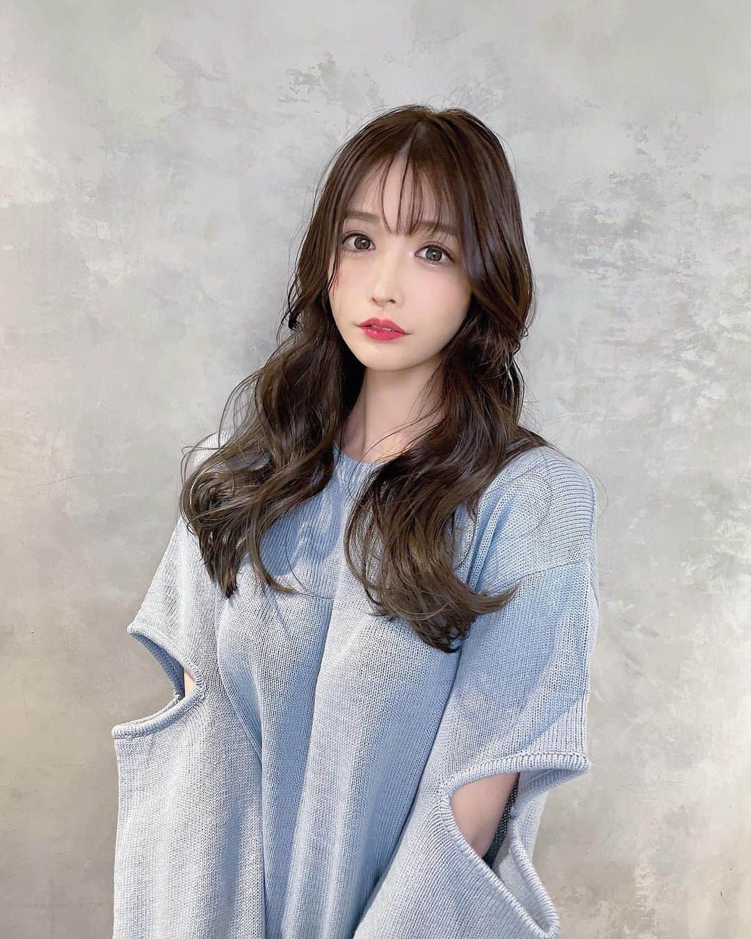 吉見衣世のインスタグラム：「うっすら前髪作っちゃったー🐤 分ける事もできるからその日の気分で♪  #美容室#前髪#newhair」