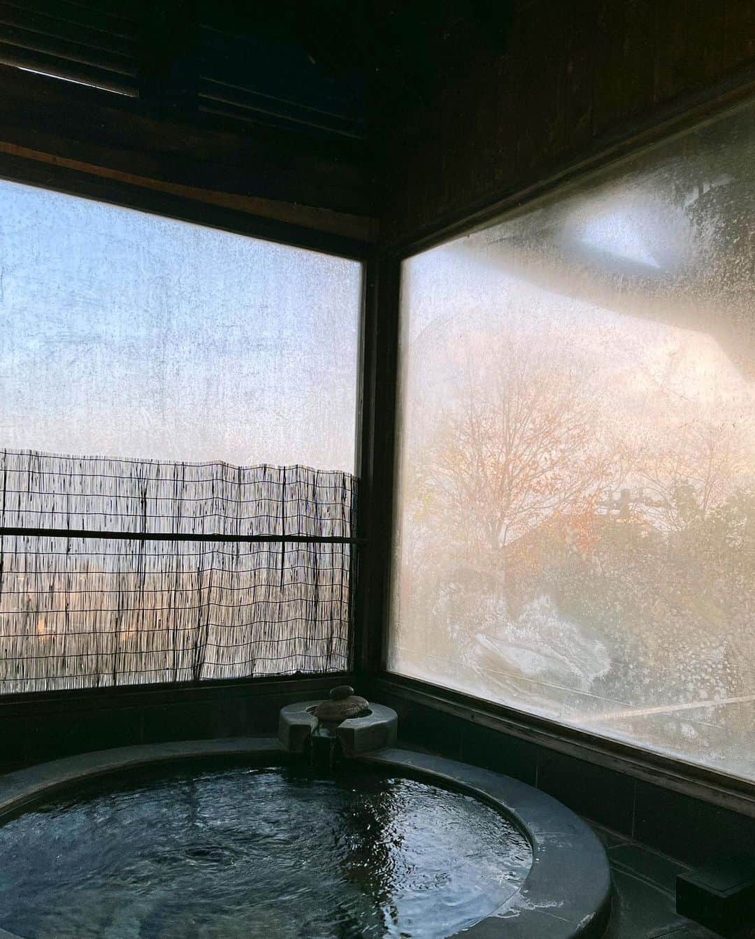 香川沙耶さんのインスタグラム写真 - (香川沙耶Instagram)「重厚感と居心地の良さ🪵🌿🌕🐿 スウィートヴィラ 悠 夜の露天風呂は大好きなお月さまが見えて嬉しい。」12月24日 13時03分 - saya.kagawa