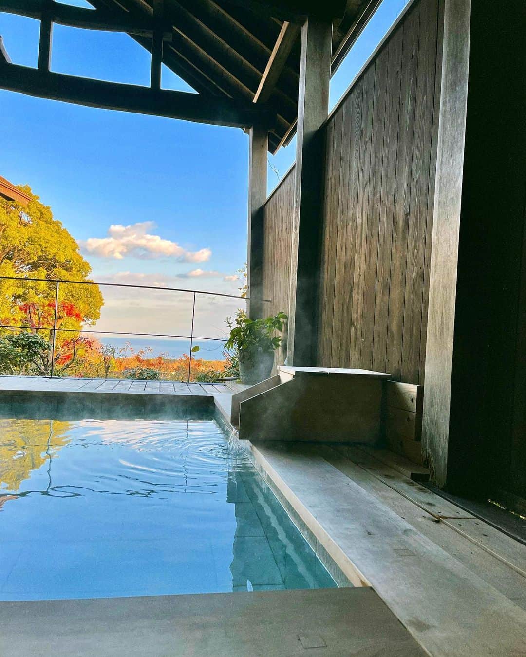 香川沙耶さんのインスタグラム写真 - (香川沙耶Instagram)「重厚感と居心地の良さ🪵🌿🌕🐿 スウィートヴィラ 悠 夜の露天風呂は大好きなお月さまが見えて嬉しい。」12月24日 13時03分 - saya.kagawa