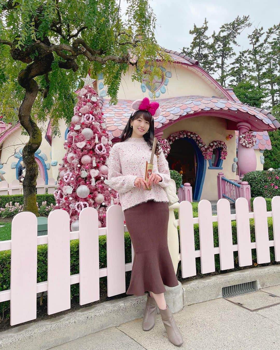 関根ささらさんのインスタグラム写真 - (関根ささらInstagram)「Minnie's house🎄🎀 . . 大人ピンクなツリーが可愛すぎた〜〜💗 このピンクのクリスマスカチューシャがお気に入りです🥰🥰♥️❄️ . . #tokyodisneyland #tokyodisneyresort #tdr #tdl #disneyland #disneyresort #minniemouse #minniestyle #minnie #disneybound #disneyoutfit #disneyoutfits #disneyfan #disneystyle #ディズニーコーデ #東京ディズニーランド #東京ディズニーリゾート #ディズニーランド #ディズニーリゾート #ディズニークリスマス #disneychristmas #grl #grl購入品 #grlコーデ」12月24日 13時12分 - sasarasekine