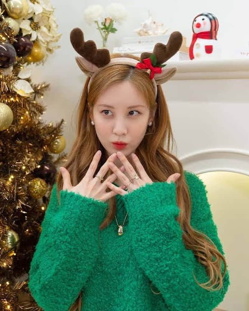 ソヒョンさんのインスタグラム写真 - (ソヒョンInstagram)「I'm your santa baby💚 다음 노래가 궁금하다면?! 나무엑터스 유투브로 gogo💋  https://www.youtube.com/watch?v=8FAN6-0t1VM」12月24日 13時39分 - seojuhyun_s