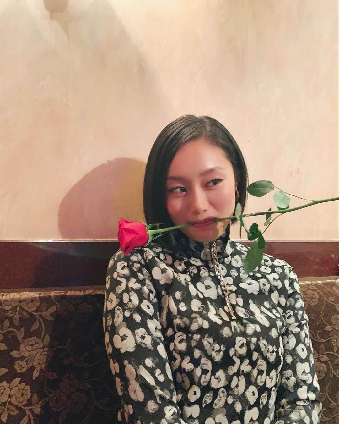 上野なつひのインスタグラム：「@shiolikutsuna  happy birthday Shioli🌹  出会った頃から無邪気で可愛いけどどんどん色気も兼ね備えてどうなってしまうんだ。。 可愛いが止まらない💐 #忽那汐里」