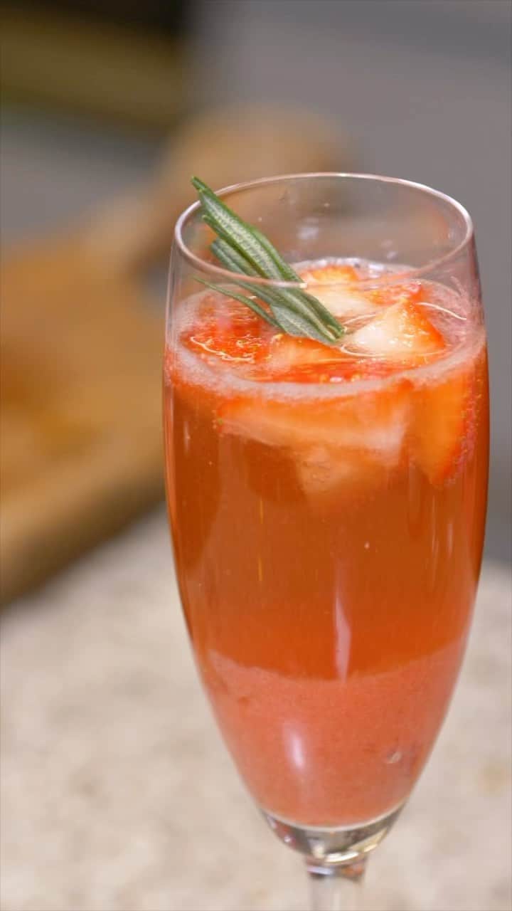 カン・イェウォンのインスタグラム：「🥂🍓  딸기샴페인 추가요  근데 촬영🎬」
