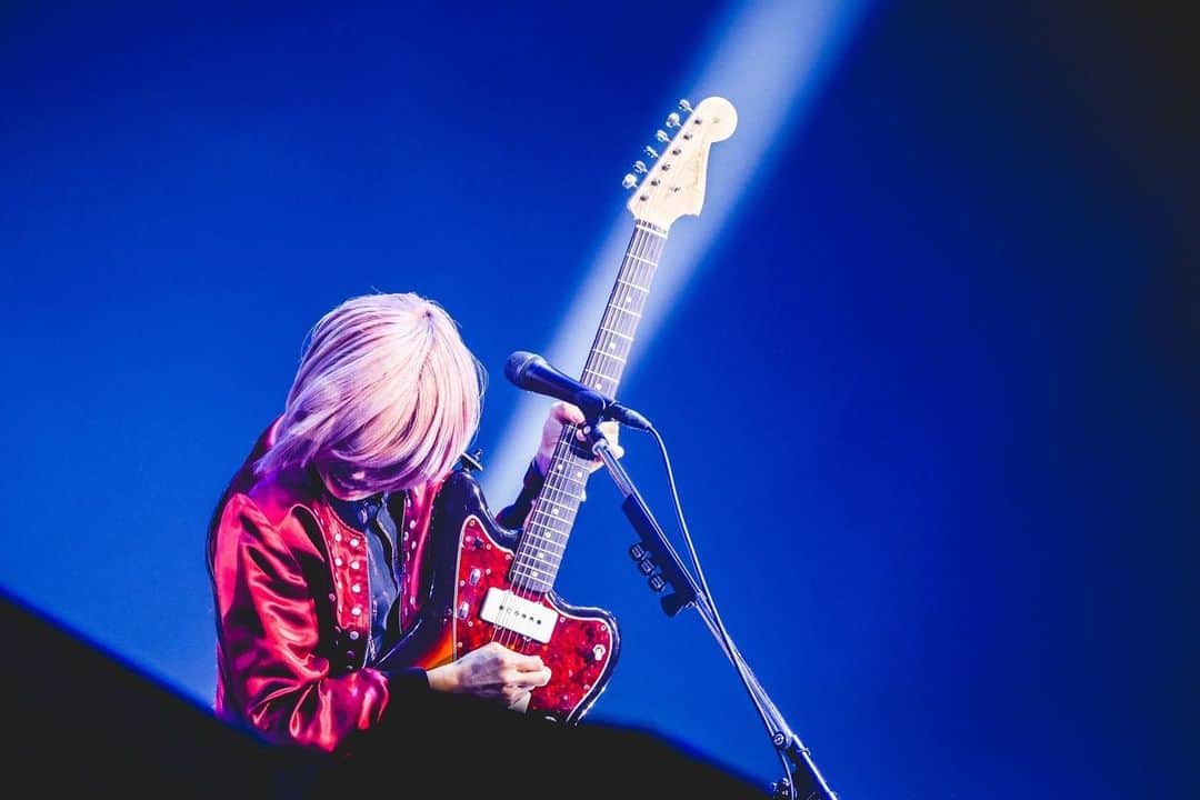 のインスタグラム：「ツアー4ヶ月まわってくいだおれ大輔の写真しか上げてなかったのヤバすぎなので、3名のカメラマンによるジャズマスエモショット。  Photo by  @nabespg @p1nkno1se @nekoze_photo   #Editorial #ギターヒーロー大輔 #ジャズマスヒーロー大輔 #ヴィンテージ楽器は貯金 #気づいてない人多いかもだけど #2020年から #サンバーストのヴィンテージジャズマス2本ある #1960 #or #1961 #jazzmaster #vintageguitar #vintagefender」