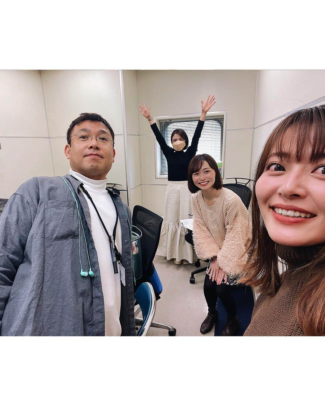 井上志帆子さんのインスタグラム写真 - (井上志帆子Instagram)「. #KBCラジオ#アサデスラジオ#アサデスラジオブランチ#KBCアサデスラジオブランチ 金曜日は、今日が今年最後の放送！ 毎週自由に楽しく暴れさせていただきました 皆さま、本当にありがとうございました😆 岡田アナの代わりに、はじめましての軽部さん。 山形出身で、山形弁のさすけねぇを聞いて いちばんにドラマ『いつかこの恋を思い出してきっと泣いてしまう』の高良健吾さんを思い出した😆笑 激しいアサデス。ラジオブランチ（金）おつかれさまでした😂❤️‍🔥  そして、昨日コンテツさんお誕生日🎂&今日はクリスマスイブ🎄 おめでたい！！ ラストの放送も楽しい時間でした！！！ ありがとうございました🙏  正午からスタートしてる#kbcラジオチャリティミュージックソン  メインパーソナリティは和田アナと岡田アナ✨ 24時間特別番組です！今年で47回目✨スゴイ。 私は22時半からの『波田サンタのクリスマスプレゼントショー！』にアシスタントで出ます🎅 この一年で身の回りに起きた残念な話を募集してます 残念だったリスナーには波田サンタから電話がきちゃうよ！！ みなさまからのメールお待ちしてます！  では、またよろしくお願いします🥺 #波田陽区#波田サンタ#ワクワクドキドキ このキャスティングしたディレクターおかしいなって言われてたけどがんばります笑」12月24日 14時50分 - shiriko0316