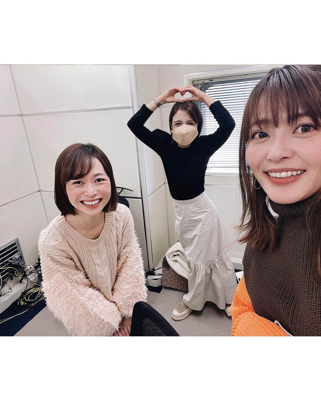 井上志帆子さんのインスタグラム写真 - (井上志帆子Instagram)「. #KBCラジオ#アサデスラジオ#アサデスラジオブランチ#KBCアサデスラジオブランチ 金曜日は、今日が今年最後の放送！ 毎週自由に楽しく暴れさせていただきました 皆さま、本当にありがとうございました😆 岡田アナの代わりに、はじめましての軽部さん。 山形出身で、山形弁のさすけねぇを聞いて いちばんにドラマ『いつかこの恋を思い出してきっと泣いてしまう』の高良健吾さんを思い出した😆笑 激しいアサデス。ラジオブランチ（金）おつかれさまでした😂❤️‍🔥  そして、昨日コンテツさんお誕生日🎂&今日はクリスマスイブ🎄 おめでたい！！ ラストの放送も楽しい時間でした！！！ ありがとうございました🙏  正午からスタートしてる#kbcラジオチャリティミュージックソン  メインパーソナリティは和田アナと岡田アナ✨ 24時間特別番組です！今年で47回目✨スゴイ。 私は22時半からの『波田サンタのクリスマスプレゼントショー！』にアシスタントで出ます🎅 この一年で身の回りに起きた残念な話を募集してます 残念だったリスナーには波田サンタから電話がきちゃうよ！！ みなさまからのメールお待ちしてます！  では、またよろしくお願いします🥺 #波田陽区#波田サンタ#ワクワクドキドキ このキャスティングしたディレクターおかしいなって言われてたけどがんばります笑」12月24日 14時50分 - shiriko0316