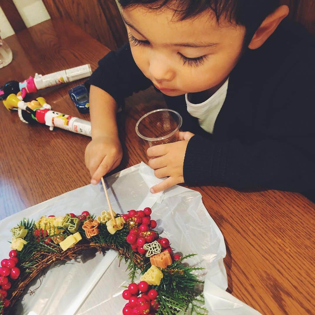 尾形沙耶香さんのインスタグラム写真 - (尾形沙耶香Instagram)「#handmadewreath 🎄  両祖父母へのクリスマスギフトは パスタで装飾した George の手作りリース。  #クリスマスリース」12月24日 14時43分 - sayakaogata