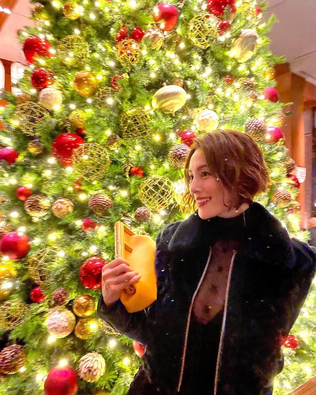 米倉涼子のインスタグラム：「メリークリスマス🎄✨！ 素敵なイヴ、Xmas、 お過ごし下さいねー❤️ ⁡ I wish you a joyful Christmas from the bottom  of my heart.❤️🎄❤️ ⁡ XOXO   #merrychristmas  #takecare  #love @fendi」