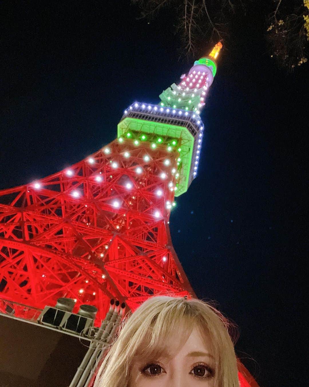 桜井莉菜さんのインスタグラム写真 - (桜井莉菜Instagram)「メリークリスマスイヴ❤️🎄✨両親が来てる時に撮った東京タワーとスカイツリー✨✨✨ どっちもいつもと違う特別カラーの時に見に行けたの😍❣️ どっちも大迫力で綺麗だったー🥺✨ 毎回東京タワーとスカイツリーに行ったら撮る、○○と私シリーズ、久しぶりにまた撮れて良かった😂💕 広角レンズで撮った最後の写真、私も伸びて、 身長2メートル以上ありそうな人になってる😂😂😂😂😂 そして✨ 今日の夜は彼とイルミネーション見に行くのっ😍❣️ 今年のクリスマスは金、土曜日だから、どこも人多そうだよね🤭 でも楽しみ過ぎるっ❤️❤️❤️ そろそろ準備しまーす💓  #東京タワー#スカイツリー#観光#クリスマス#xmas#イルミネーション#クリスマスデート#イヴデート」12月24日 15時04分 - rina__sakurai