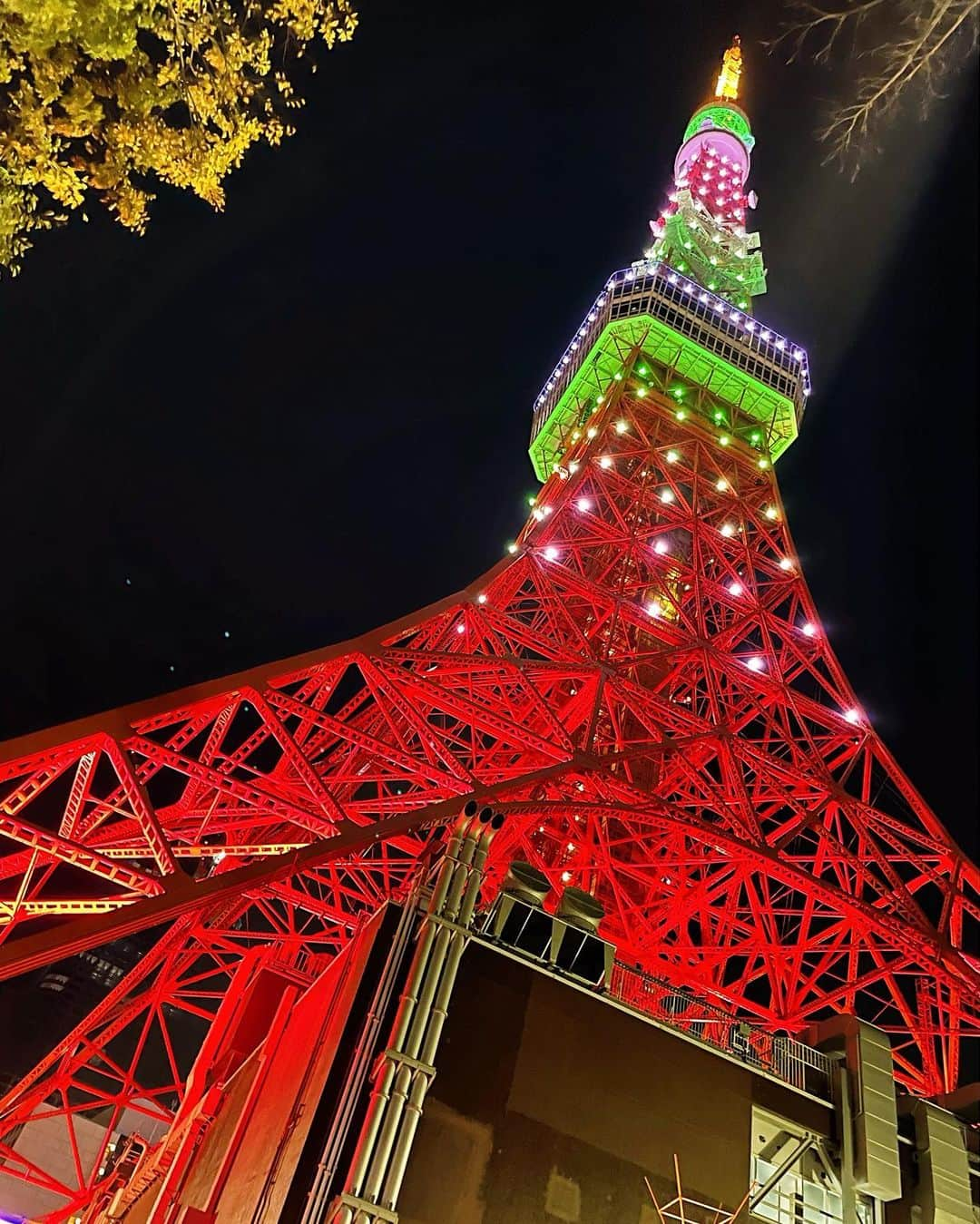 桜井莉菜さんのインスタグラム写真 - (桜井莉菜Instagram)「メリークリスマスイヴ❤️🎄✨両親が来てる時に撮った東京タワーとスカイツリー✨✨✨ どっちもいつもと違う特別カラーの時に見に行けたの😍❣️ どっちも大迫力で綺麗だったー🥺✨ 毎回東京タワーとスカイツリーに行ったら撮る、○○と私シリーズ、久しぶりにまた撮れて良かった😂💕 広角レンズで撮った最後の写真、私も伸びて、 身長2メートル以上ありそうな人になってる😂😂😂😂😂 そして✨ 今日の夜は彼とイルミネーション見に行くのっ😍❣️ 今年のクリスマスは金、土曜日だから、どこも人多そうだよね🤭 でも楽しみ過ぎるっ❤️❤️❤️ そろそろ準備しまーす💓  #東京タワー#スカイツリー#観光#クリスマス#xmas#イルミネーション#クリスマスデート#イヴデート」12月24日 15時04分 - rina__sakurai