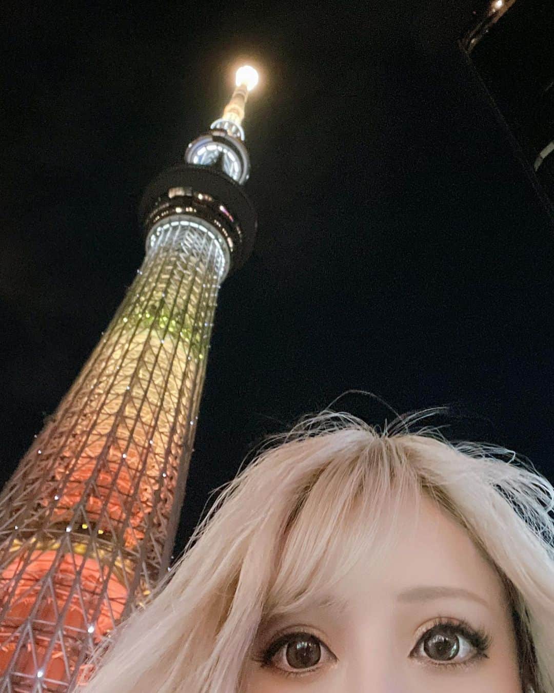 桜井莉菜さんのインスタグラム写真 - (桜井莉菜Instagram)「メリークリスマスイヴ❤️🎄✨両親が来てる時に撮った東京タワーとスカイツリー✨✨✨ どっちもいつもと違う特別カラーの時に見に行けたの😍❣️ どっちも大迫力で綺麗だったー🥺✨ 毎回東京タワーとスカイツリーに行ったら撮る、○○と私シリーズ、久しぶりにまた撮れて良かった😂💕 広角レンズで撮った最後の写真、私も伸びて、 身長2メートル以上ありそうな人になってる😂😂😂😂😂 そして✨ 今日の夜は彼とイルミネーション見に行くのっ😍❣️ 今年のクリスマスは金、土曜日だから、どこも人多そうだよね🤭 でも楽しみ過ぎるっ❤️❤️❤️ そろそろ準備しまーす💓  #東京タワー#スカイツリー#観光#クリスマス#xmas#イルミネーション#クリスマスデート#イヴデート」12月24日 15時04分 - rina__sakurai