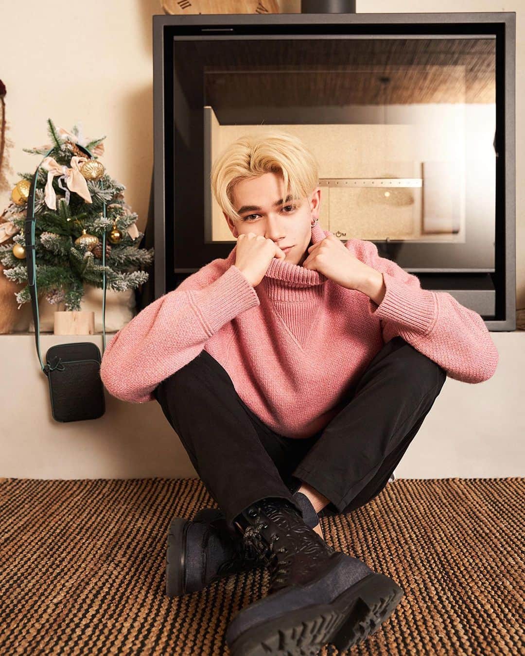 INTERSECTIONのインスタグラム：「Caelan ✖️ Ferragamo  Merry Christmas 🎄🎁💛  #ferragamo #caelan #庆怜 #intersection_tokyo」
