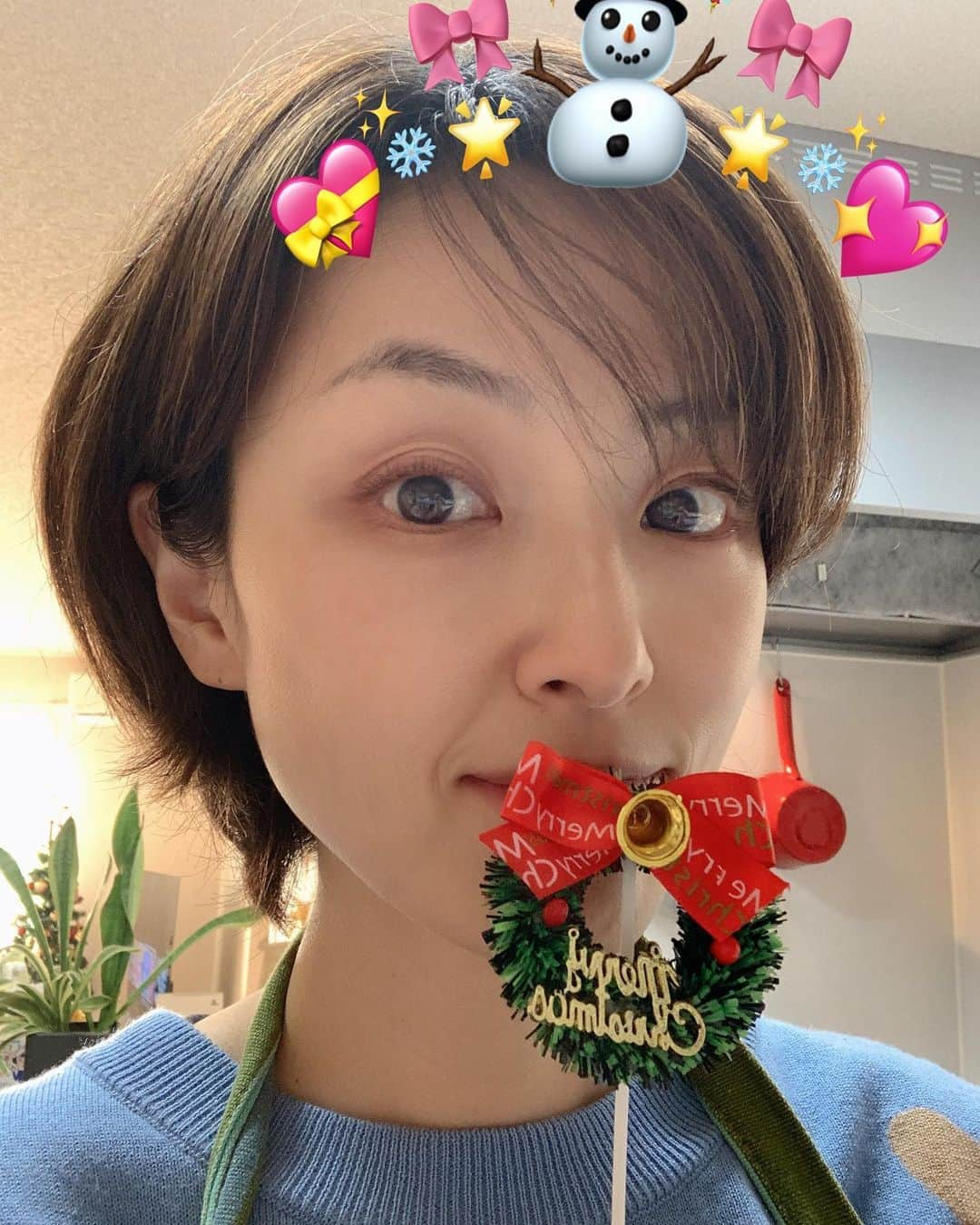 木下あゆ美のインスタグラム：「クリスマスはずっとキッチンにいます。😅　 ケーキ作って、教えていただいたクリスマスチキンを作るのです❣️  そしてまたまた本日、メーキュークッキングでYouTubeがアップされていますので、是非見て下さい🤗 今回は焼きそばです✨　 前回あげたクリスマスチキンも是非作ってみてね。😉  https://youtu.be/Y-dT5r5wN9Y  #メーキュークッキング　#お料理動画　#YouTube  #木下あゆ美」