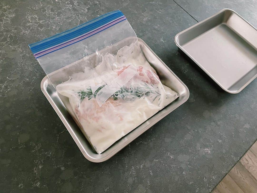 原田沙奈子さんのインスタグラム写真 - (原田沙奈子Instagram)「こちらクリスマス料理候補の、 フライパンでできる簡単ローストチキン🍗 （クリスマス当日はオーブン料理が多いのでメインはフライパンで時短に）   相変わらずの下味冷凍を活用。 ジップロック フリーザーバッグに材料を入れて冷蔵室で1～2時間漬け込み、冷凍室で保存。←厚手の素材と機能の異なる2つのジッパーで安心   たったこれだけで、より美味しくなるから有難い。   ーーー 【塩ヨーグルトチキンのフライパンロースト】 2人分 下味冷凍した「鶏肉の塩ヨーグルト漬け」※・・鶏もも肉1枚分　 じゃがいも（小）・・2個（200g） オリーブ油・・小さじ1 にんにく（すりおろし）・・少々 塩、こしょう・・各少々 好みのつけ合わせ野菜・・適量   ※「鶏肉の塩ヨーグルト漬け」 鶏もも肉・・1枚（250g） 塩、こしょう・・各少々 【A】 ヨーグルト（無糖）・・150ml  塩・・小さじ3/4 ローズマリー・・1本   ①鶏肉は1/2に切り、塩少々をふって5分おく。② 「ジップロック®フリーザーバッグ（M）」にAを入れ、バッグの上からよくもんで混ぜ合わせる。 ③ （1）の鶏肉の余分な水けをふき取り、こしょうをふって（2）に入れ、なるべく空気を抜いてジッパーを閉め、よくなじませる。冷蔵室で1～2時間漬け込み、冷凍保存。   〈下準備〉 下味冷凍した「鶏肉の塩ヨーグルト漬け」は冷蔵室におき、解凍しておく。   〈作り方〉 ① じゃがいもは洗って1つずつ「サランラップ®」でゆったりと包み、電子レンジ（500W）で約3分30秒加熱し、それぞれ1/2に切る。オリーブ油とにんにくをまぶし、塩、こしょうをふる。 ② フライパンに「クックパー®フライパン用ホイル」を敷き、漬けだれをぬぐった「鶏肉の塩ヨーグルト漬け」を皮を下にしてのせ、あいたスペースに（1）のじゃがいもをのせる。中～弱火で鶏肉の片面5～6分ずつ、じゃがいもも返しながらこんがりと焼く。 ③ 器に（2）を盛りつけ、好みのつけ合わせ野菜を添える。 ーーー   まとめ買いした後とかにササッと下味冷凍するだけで、 お肉が柔らかくなるしうま味もアップするので🤭 ぜひ一度騙されたと思ってやってみてほしいです。 （あと、もれなく下味冷凍したその時の自分を褒めたくなります）   ズッコケるくらい簡単なので、 余裕のある時とか子供と作るのもオススメ。 やっぱり自分で作ると思い入れがあるのか食いつきが違う！   一緒にお料理すると会話も弾むし、 より美味しく感じるんだよなぁ。。   もし良かったらクリスマスにぜひ🎄   #下味冷凍#ジップロック#ziploc#まとめ買い#作り置き#冷凍作り置き#時短料理#冷凍保存#pr #おうちごはん#サナコ_お料理」12月24日 15時43分 - sanakoharada