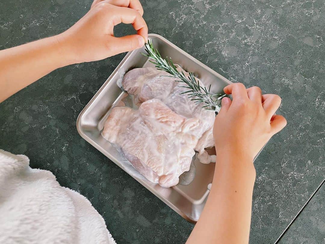 原田沙奈子さんのインスタグラム写真 - (原田沙奈子Instagram)「こちらクリスマス料理候補の、 フライパンでできる簡単ローストチキン🍗 （クリスマス当日はオーブン料理が多いのでメインはフライパンで時短に）   相変わらずの下味冷凍を活用。 ジップロック フリーザーバッグに材料を入れて冷蔵室で1～2時間漬け込み、冷凍室で保存。←厚手の素材と機能の異なる2つのジッパーで安心   たったこれだけで、より美味しくなるから有難い。   ーーー 【塩ヨーグルトチキンのフライパンロースト】 2人分 下味冷凍した「鶏肉の塩ヨーグルト漬け」※・・鶏もも肉1枚分　 じゃがいも（小）・・2個（200g） オリーブ油・・小さじ1 にんにく（すりおろし）・・少々 塩、こしょう・・各少々 好みのつけ合わせ野菜・・適量   ※「鶏肉の塩ヨーグルト漬け」 鶏もも肉・・1枚（250g） 塩、こしょう・・各少々 【A】 ヨーグルト（無糖）・・150ml  塩・・小さじ3/4 ローズマリー・・1本   ①鶏肉は1/2に切り、塩少々をふって5分おく。② 「ジップロック®フリーザーバッグ（M）」にAを入れ、バッグの上からよくもんで混ぜ合わせる。 ③ （1）の鶏肉の余分な水けをふき取り、こしょうをふって（2）に入れ、なるべく空気を抜いてジッパーを閉め、よくなじませる。冷蔵室で1～2時間漬け込み、冷凍保存。   〈下準備〉 下味冷凍した「鶏肉の塩ヨーグルト漬け」は冷蔵室におき、解凍しておく。   〈作り方〉 ① じゃがいもは洗って1つずつ「サランラップ®」でゆったりと包み、電子レンジ（500W）で約3分30秒加熱し、それぞれ1/2に切る。オリーブ油とにんにくをまぶし、塩、こしょうをふる。 ② フライパンに「クックパー®フライパン用ホイル」を敷き、漬けだれをぬぐった「鶏肉の塩ヨーグルト漬け」を皮を下にしてのせ、あいたスペースに（1）のじゃがいもをのせる。中～弱火で鶏肉の片面5～6分ずつ、じゃがいもも返しながらこんがりと焼く。 ③ 器に（2）を盛りつけ、好みのつけ合わせ野菜を添える。 ーーー   まとめ買いした後とかにササッと下味冷凍するだけで、 お肉が柔らかくなるしうま味もアップするので🤭 ぜひ一度騙されたと思ってやってみてほしいです。 （あと、もれなく下味冷凍したその時の自分を褒めたくなります）   ズッコケるくらい簡単なので、 余裕のある時とか子供と作るのもオススメ。 やっぱり自分で作ると思い入れがあるのか食いつきが違う！   一緒にお料理すると会話も弾むし、 より美味しく感じるんだよなぁ。。   もし良かったらクリスマスにぜひ🎄   #下味冷凍#ジップロック#ziploc#まとめ買い#作り置き#冷凍作り置き#時短料理#冷凍保存#pr #おうちごはん#サナコ_お料理」12月24日 15時43分 - sanakoharada