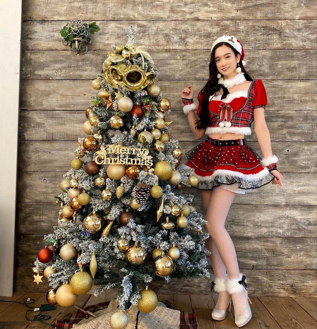太田麻美のインスタグラム：「Merry Christmas Eve🎄🎅🎁❤️  #merrychristmas #christmas #christmastree #christmascosplay #クリスマスイブ #クリスマス #クリスマスコスプレ #サンタコス #サンタコスプレ」