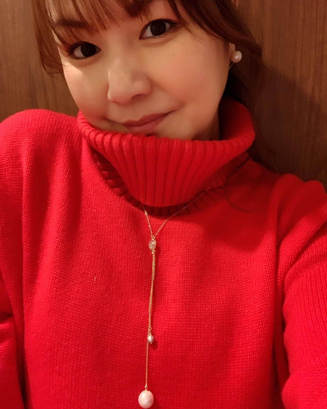 中澤裕子のインスタグラム：「🎄🎄  Christmas Eve いかがお過ごしですか。  今日は赤の気分で。 アクセサリーは大粒のパール。  @_yuma.jp_ さん @atsuko.imamura  さん お二人の yuma × Athsko Imamura collaboration accessory Vol.5  よりクリスマスっぽくなりました🎄  福岡は朝はとっても良いお天気だったのに午後から冷たい雨が降っています。 寒波の予報も出ていますね。 どうぞみなさん、 体調崩されないよう気をつけて ステキなChristmas、週末を お過ごしください❄️」