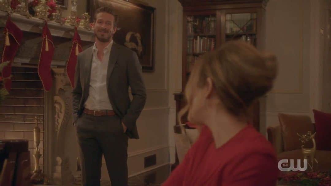 エリザベス・ギリースのインスタグラム：「Merry Christmas Eve from Fallon & Liam! 🎄✨🥂」