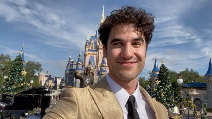 ダレン・クリスのインスタグラム：「Tis the season for #DisneyChristmasCelebration and I’ve got the perfect gift for you. 🎄 Watch the parade along with performances from your favorite artists on Christmas morning at 10e/9c/p on ABC! Stream next day on Hulu. @WaltDisneyWorld @disneyland」