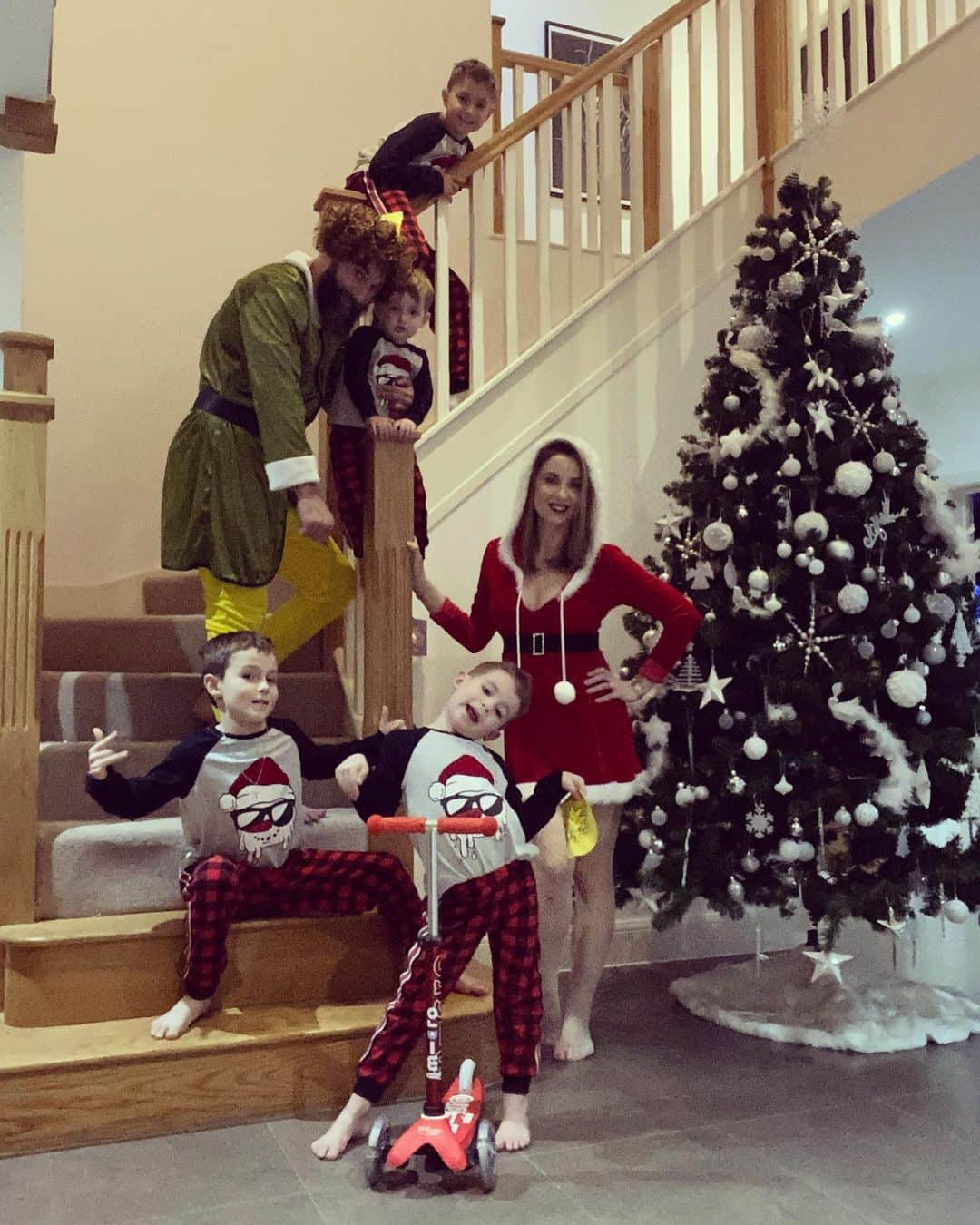 ミル・ジェディナクのインスタグラム：「Merry Christmas 🎄🎅🏼 🧝🏼‍♂️」