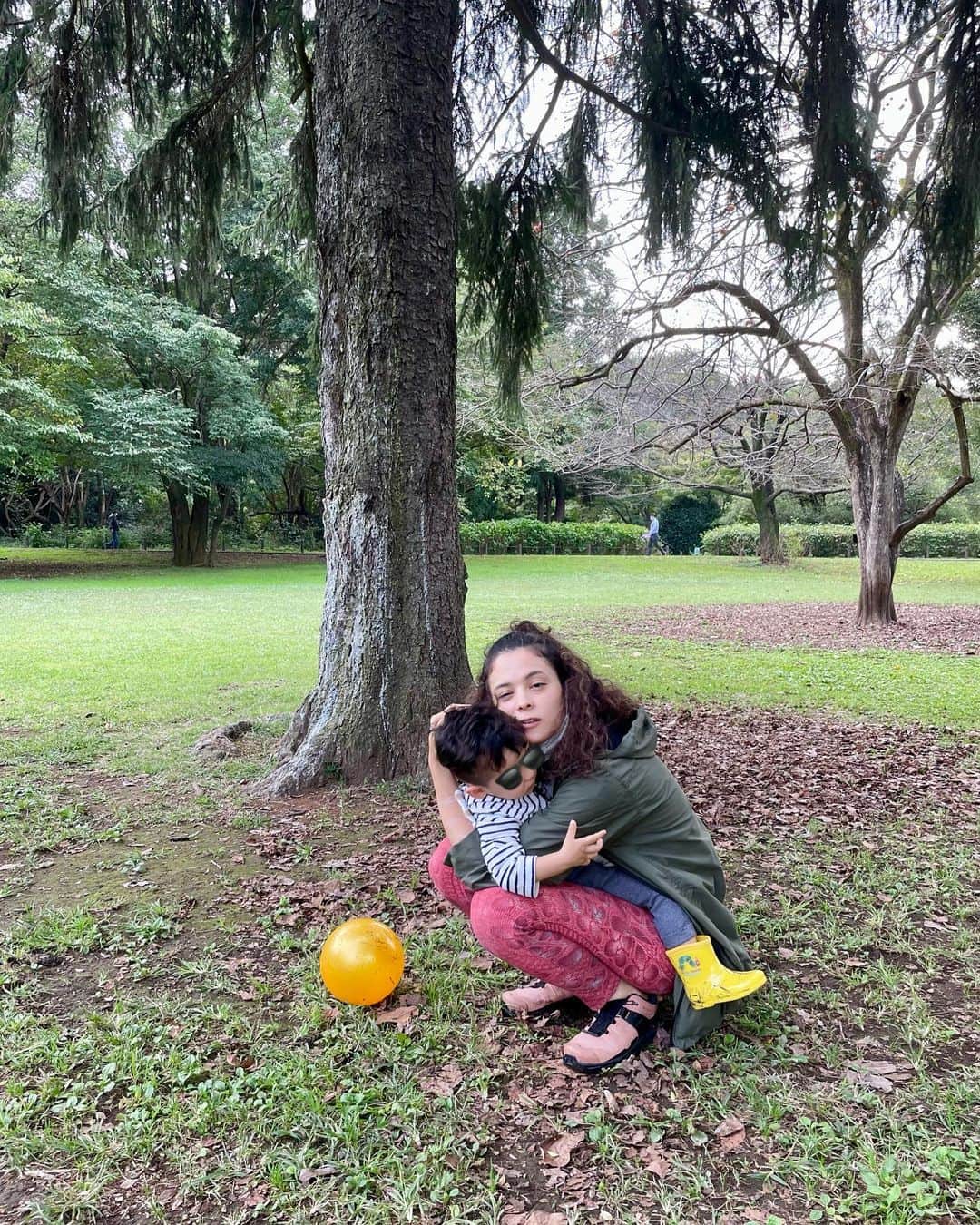 仲川希良のインスタグラム：「#adventcalendar 🎄23 おしゃべりテーマは「息子のほっこりエピソード」 ……思いのほか息子に関する質問が多くそんなお話しが続いていますが 大丈夫かしら🤔 ・ ・ この1ヶ月で驚くほど急に喋るようになってきて毎日驚かされています ・ でも何故か頑なに「ありがとう」と「ごめんなさい」を言わなくて 言ってほしいな〜という時にそう伝えてみても 必ず「んっんっ！」とはぐらかすのです ・ 強要するものでもないし本人が言いたくなったら言うだろうと思い しつこくしないようにはしていたのですが 少し気になっていました ・ ・ そしたら数日前 キッチンで夫とおしゃべりしているときに 私たちの姿をジッと突っ立って見ていた息子が急に 「お母さん、ありがと！お父さん、ありがと！」 と言ったのです ・ あまりに突然で一瞬全員が沈黙したあと 思わず涙があふれてしまいました ・ 「お母さん泣いてる〜」と困った様子の息子に 嬉しいんだよ、嬉し泣きだよ、とさらに高度な説明をしなくてはならないことに ・ 何を思っての「ありがとう」だったのかは分かりませんが 忘れられないはじめての「ありがとう」になりました ・ ・ 写真はなんでもない瞬間を夫が撮ったものですが 自分のお疲れ顔に笑うしかない一枚です……笑 ・ 正直こんな顔になってしまうほど心身ドロドロの育児の日々ですが それを吹っ飛ばす喜びをくれるのもまた息子です ・ ・ さて アドベントカレンダー投稿 今年も順調に遅れてしまいました！ でももう、あと1回！ ・ 我が家に無事サンタさんも来てくれたようなので とりあえず眠るとします ・ サンタの皆さんお疲れ様です おやすみなさい ・ ・ #🎅🏻 💤」