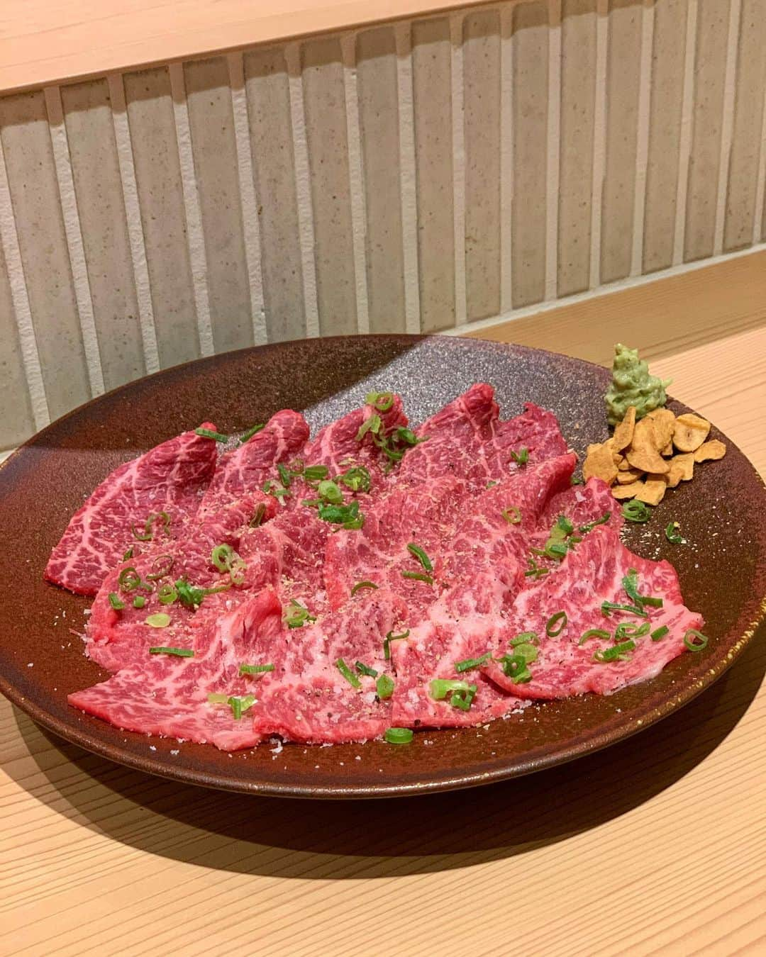 吉川ちかさんのインスタグラム写真 - (吉川ちかInstagram)「23日はりなちゃんと 焼肉デートをしましたぁ🥺💓 中目黒にある (@nakameno.yakiniku.onishi )で焼肉食べました🥩  タン刺しから始まり巨大ネギハラミまで…🤣💓 どれも美味しかったし ボリューム凄かったです！  #中目黒グルメ#なかめのやきにくおおにし#中目黒#中目黒ディナー#焼肉#焼肉デート#美味しかった」12月25日 2時22分 - yoshikawachika_1116