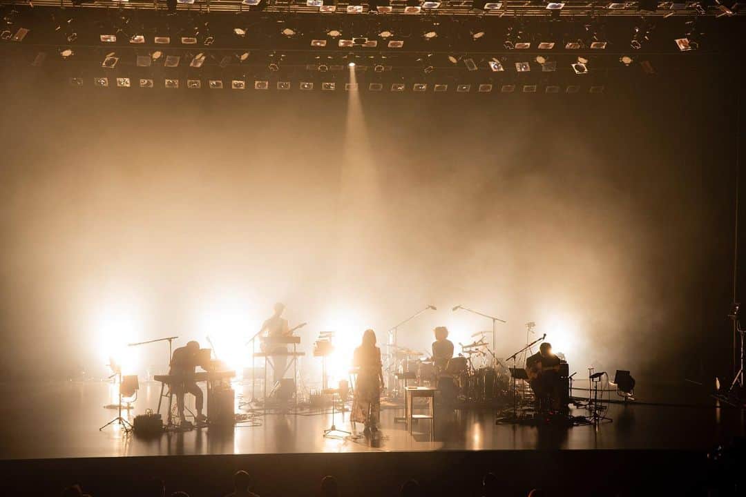 のインスタグラム：「【全国ツアー】  「琴音 Live Tour 2021 -君は生きてますか-」  ついに今週末12/26(日)、 新潟市民プラザにてツアーFINALを迎えます！  ーーー ■12/26(日)：新潟市民プラザ（新潟） 開場16:45／開演17:30 ーーー  そしてこの投稿で、12/8(水)東京公演のライブ写真をひと足先に公開！ ご来場を迷われている方いらっしゃいましたら、ぜひぜひ新潟公演、お越しいただけたらと思います…！  ★チケットの詳細は琴音オフィシャルHPをご覧くださいませ。 https://kotoneofficial.com/  Photo by 阪東美音 @bandomio_14  #琴音 #君は生きてますか #全国ツアー #残すは新潟公演 #まだチケット間に合います #この本は一体なんでしょう？」