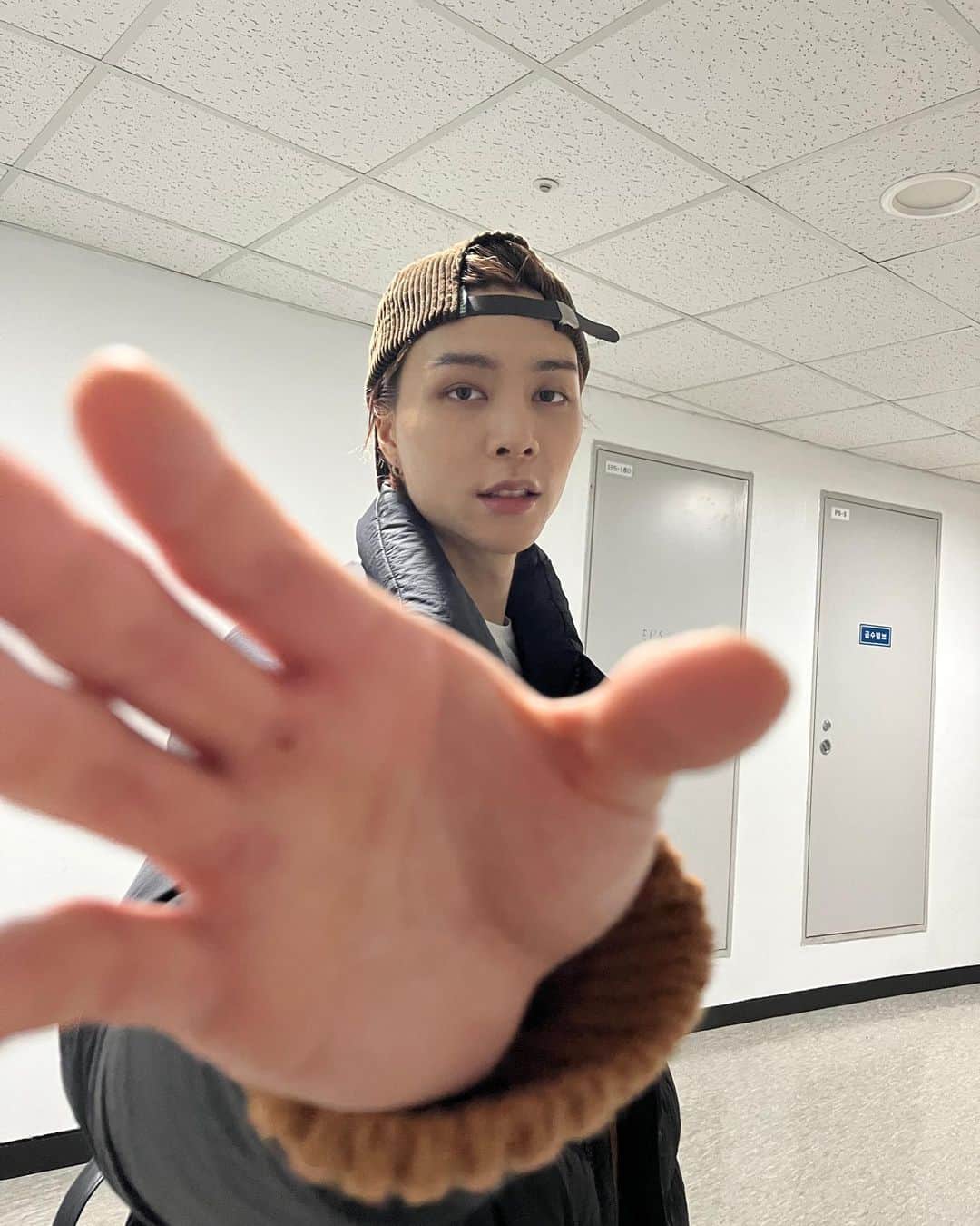 ジャニーのインスタグラム：「merry christmas eve 👋」