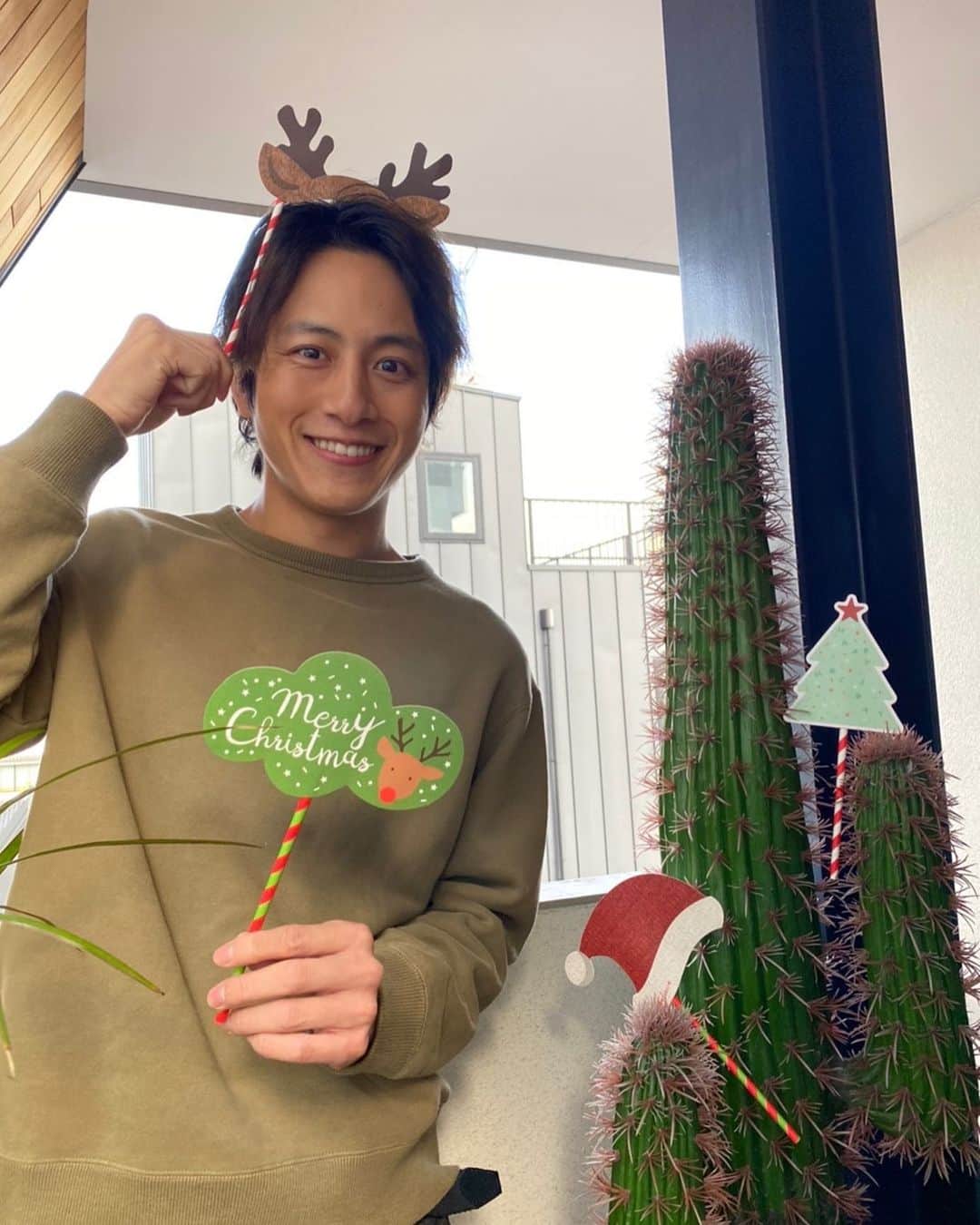 のインスタグラム：「. 📸#いとうそ現場カメラ   ／ 𝑴𝒆𝒓𝒓𝒚 𝑪𝒉𝒓𝒊𝒔𝒕𝒎𝒂𝒔🎄 ＼  またまた いとうそサンタ🎅🏼から 稜(#溝端淳平)のトナカイ🦌姿をお届け🎁 🌵もクリスマス仕様で、これは激レアな一枚です✨  公式Twitterでは溝端さんのコメント動画を公開⋆꙳  #愛しい嘘 #いとうそ #2022年1月14日スタート #毎週金曜よる11時15分 #波瑠 #林遣都 #溝端淳平 #本仮屋ユイカ #黒川智花 #新川優愛 #松村沙友理 #徳重聡」