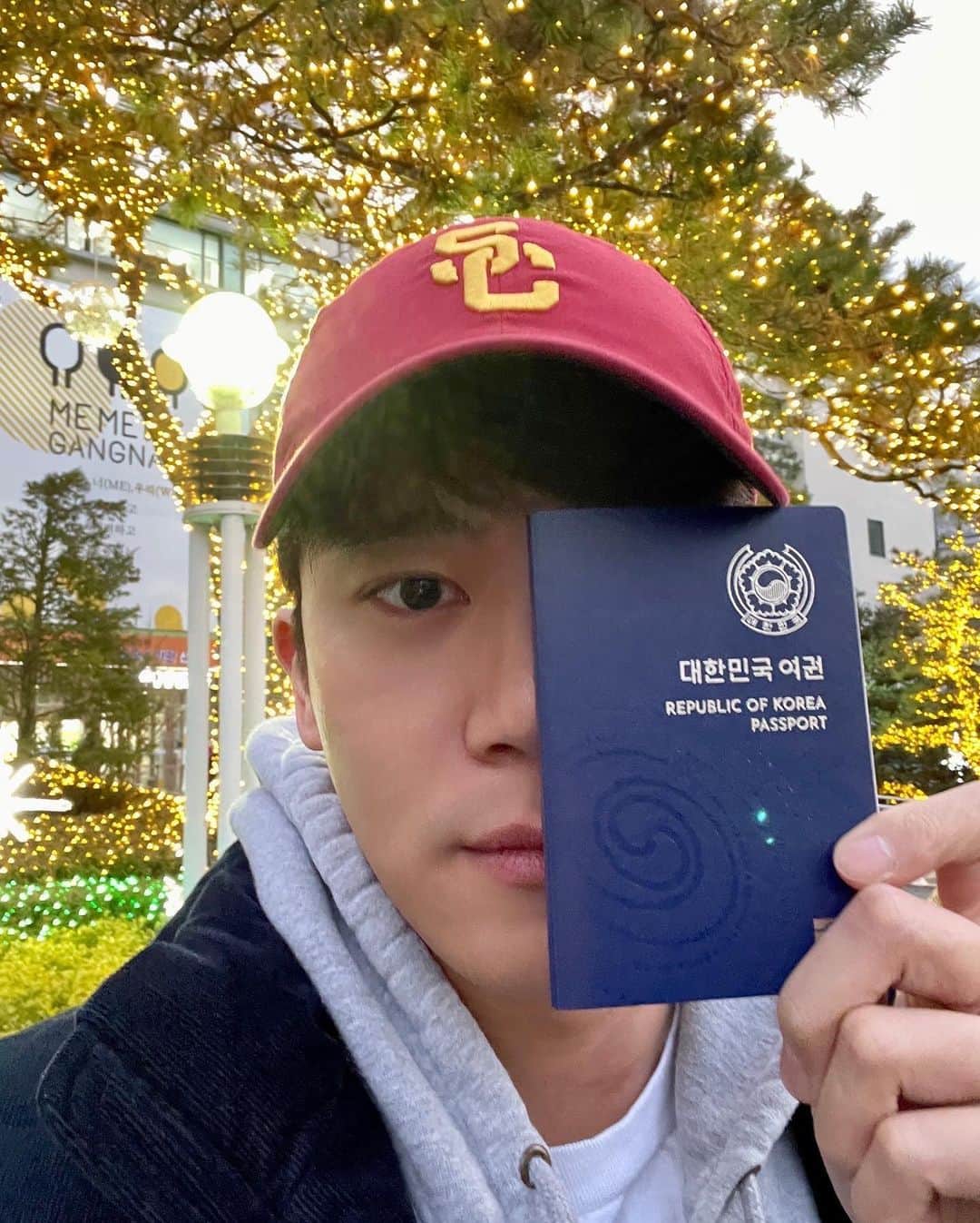 ハ・ソクジンのインスタグラム：「셀프 크리스마스 선물은 국뽕 차오르는 신형 여권으로 🛂 🎄메리크리스마스!!🎄」