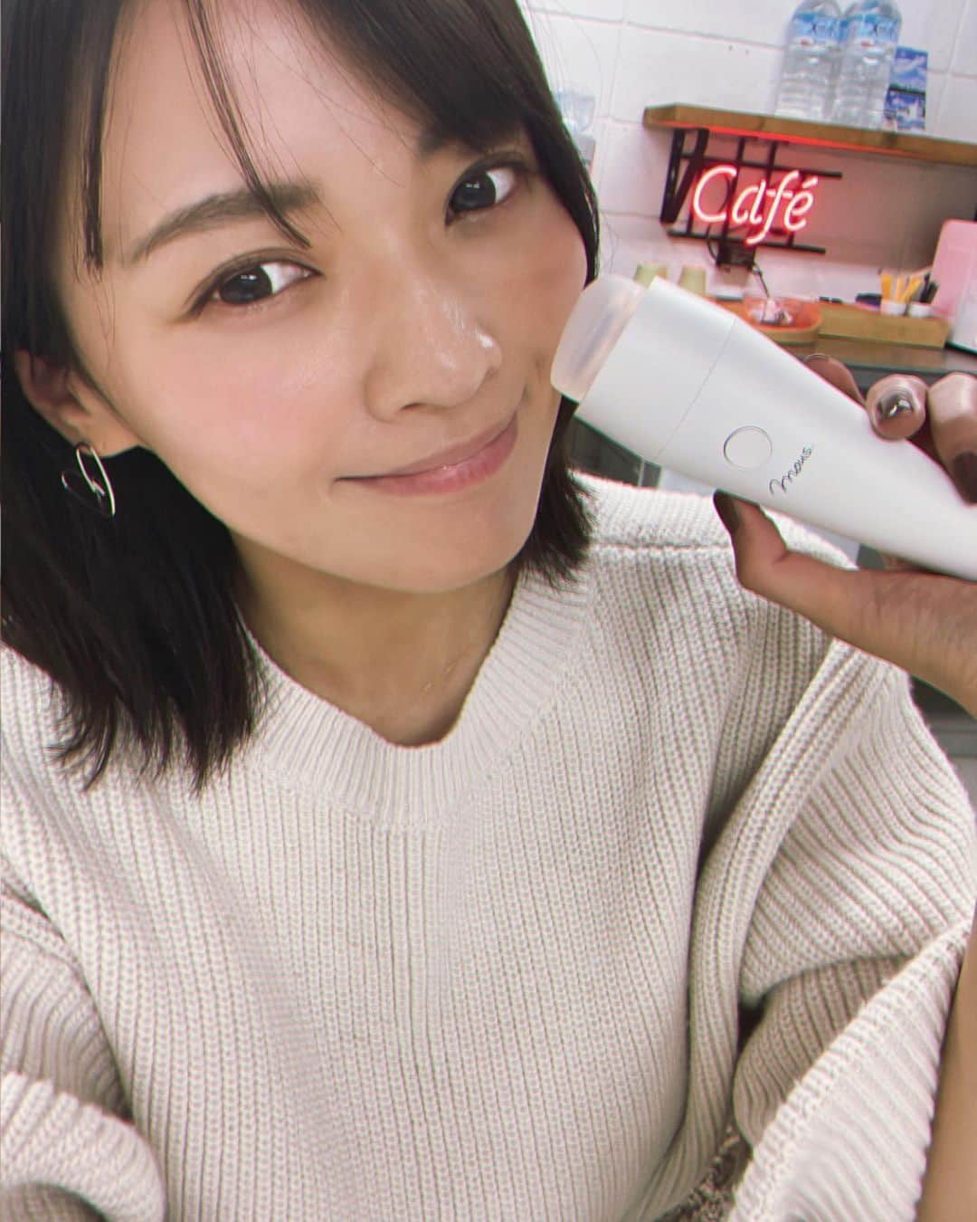 伊藤しほ乃のインスタグラム：「バーニーズニューヨークで取り扱ってる美顔器プルミナスです💆‍♀️🤍 @official_mous  洗顔中に使うのもいいみたいなんだけど、これパックの上からでも使えちゃうからわたしは洗顔後の化粧水を入れ込む形でいつも使ってるよー☺️  あとメイクの上でもいいから撮影の日なんかは持ってったりしてる☺️✨  終わったあとは肌がキュッとした感じになるっ🥰  デザインもおしゃれで最高なの！！ ヘッド部分はもちもちしてて肌に当ててるだけで気持ちい☺️  クリスマスの自分へのプレゼントにぜひです🎄🎄🤍🤍  🎉キャンペーン情報🎉　 クーポンコードで5,000円オフ！ (クーポンコードは公式サイトのみ有効) ・クーポン：shn5 ・有効期間：12/24～28 ・製　　品：プルミナス  #美顔器 #トーンアップ #毛穴 #リフトアップ #美肌 #mous #プルミナス #PLUMINUS #おこもり美容 #PR」