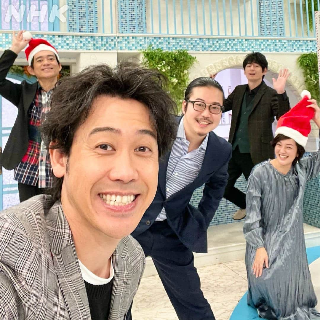 あさイチさんのインスタグラム写真 - (あさイチInstagram)「鈴木です。  今日のゲストは大泉洋さん。  放送後もしばらく頬の筋肉が痛かったです... いやー、笑いましたー🤣 次々に楽しい話が飛び出しました。 今年の紅白もとても楽しみ。  「こんなにしゃべれる番組って今なかなかないよね〜」 とおっしゃっていた大泉さん またぜひ、あさイチにしゃべりに来てください！  「特選！エンタ」には、 ショパン国際ピアノコンクール🎹で 日本人として過去最高位の２位入賞を果たした 反田恭平さんが登場！  演奏後、スタジオのみんなは しばらく言葉が出なかったほど。圧巻の演奏でした。 クリスマスイヴに素敵な曲のプレゼントを ありがとうございました🎅🎁  #大泉洋 さん #プレミアムトーク  #紅白歌合戦 #紅白  #反田恭平 さん #ショパン国際ピアノコンクール  #メリークリスマスイヴ #🎅 #サンタの帽子2人分だけありました #博多華丸大吉 #鈴木奈穂子 アナ #nhk #あさイチ #8時15分から」12月24日 18時30分 - nhk_asaichi