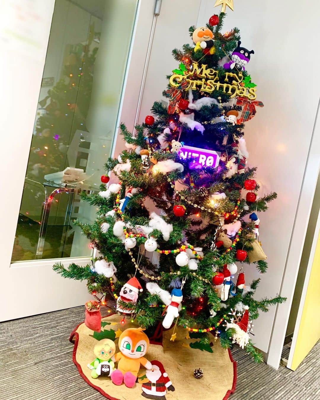 新谷良子のインスタグラム：「. Merry Christmasイブ！. . 「アンパンマンくらぶ」のナレ収録スタジオにあったクリスマスツリーをパチリ🎄✨. . 楽しいクリスマスを過ごしてね🥰💕. . #メリークリスマスイブ #元気100倍 #アンパンマン」