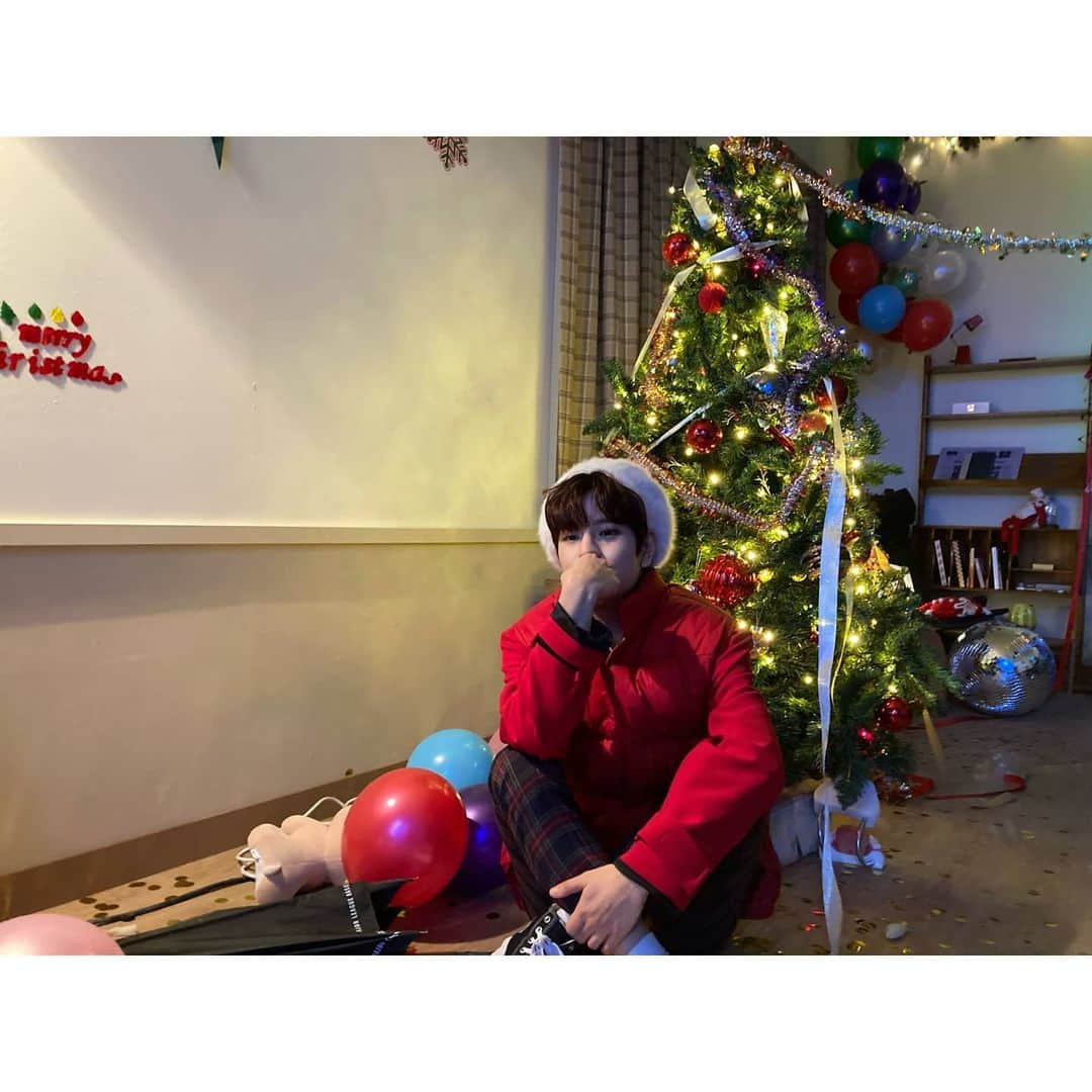 Stray Kidsさんのインスタグラム写真 - (Stray KidsInstagram)「미리메리크리스마스라기엔 오늘이 크리스마스이브여서 미리는 아니겠지만 어쨌든 미리메리크리스마스~~~🎄🎄🎄 MerryChristmas🎄  #승스타그램」12月24日 18時34分 - realstraykids