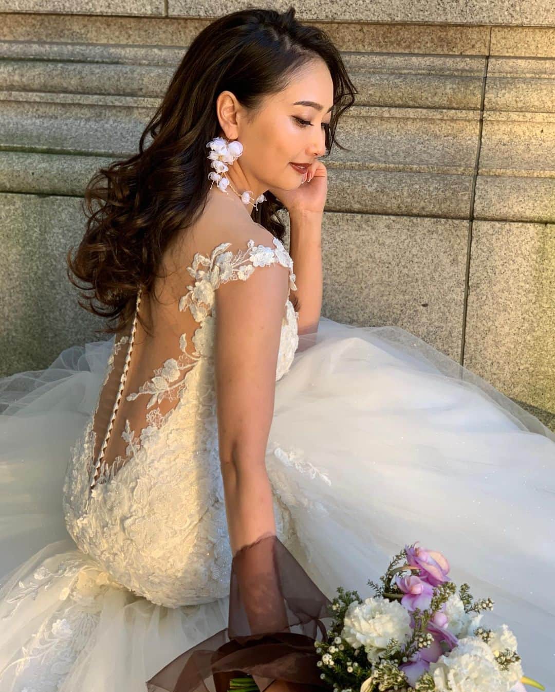 服部由紀子のインスタグラム：「えー、もう。女神。  丸の内の前撮りは、 一際目立つ美人さんがいました♡ はい、ここに。  可愛くて、さっぱりしてて、 本当に素敵だった。  丸一日が天気も良くて、 日程変更して結果よかったよね！！  ってみんなで大喜び。  寒すぎる事なく頑張れた12月の後半の日。  当日もきっと美しい仕上がりなるんだろうなぁ。  2人と話した映画マニアの作品。  年末にしっかり見ようっと！！  ブーケもプロデュースさせていただきました♡  #プレ花嫁#東京花嫁#横浜花嫁#前撮り#結婚#大阪花嫁#ホテルウェディング#出張ヘアメイク#和装ヘア#ヘアメイク#白無垢ヘア#関西花嫁#ウェディングブーケ#ウェディングブーケオーダー#ウェディングブーケ#ブーケ#東京前撮り#名古屋花嫁#丸の内前撮り#ガリアラハヴ  #前撮りヘア」