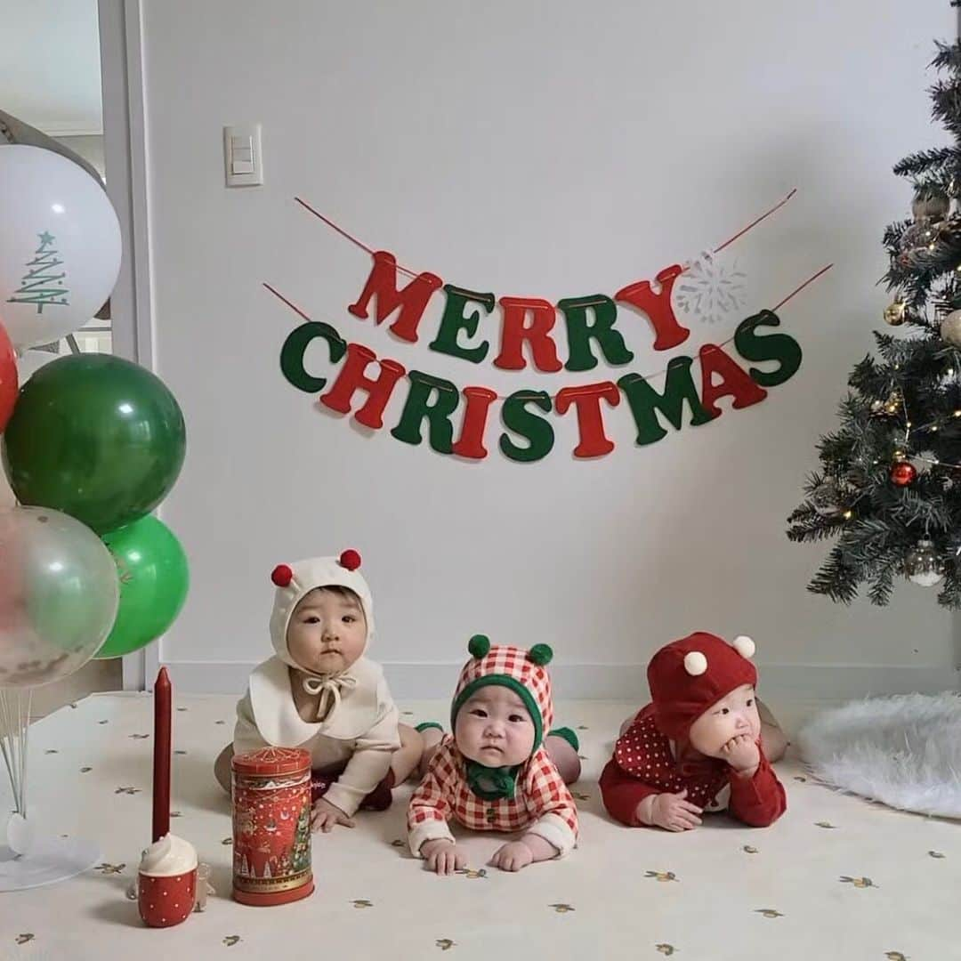 ジェウンのインスタグラム：「♥️메리크리스마스🎄  사진은 지난주 소띠친구들과함께한 미리 크리스마스 파티(?)😍  로윤이는 오늘밤, 아빠엄마누나와 첫 크리스마스 이브 함께 오래 보내고팠는지 낮잠 푹 주무시고 에너지 완충💪🏻🔋  모두들 가족들과 따뜻한 집에서 즐거운 크리스마스 연휴 보내세요❣️  . . #로윤#소띠아기#소띠맘#크리스마스#크리스마스파티#육아동지#울어도귀여워#무아지경」