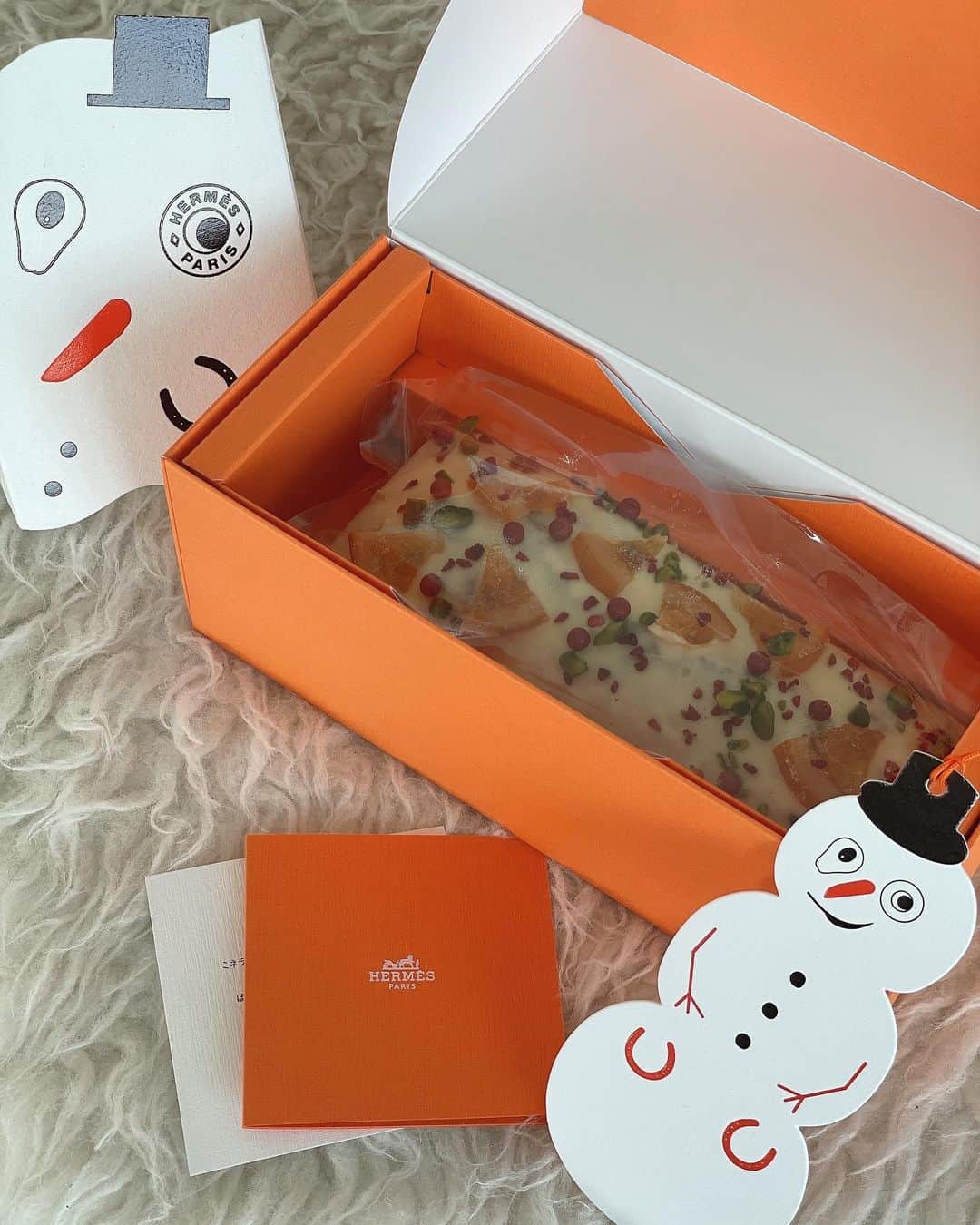 繭さんのインスタグラム写真 - (繭Instagram)「ㅤㅤㅤ ㅤㅤㅤ HERMESからいただいたノエルのケーキ🍊 アツシハタエ、はじめていただきましたが とっても美味しかったです🧡🧡 ㅤㅤㅤ #HERMES #エルメス #hermesnoel #ノエルケーキ #followme #followmejp #followjp」12月24日 18時56分 - mayumayu1008