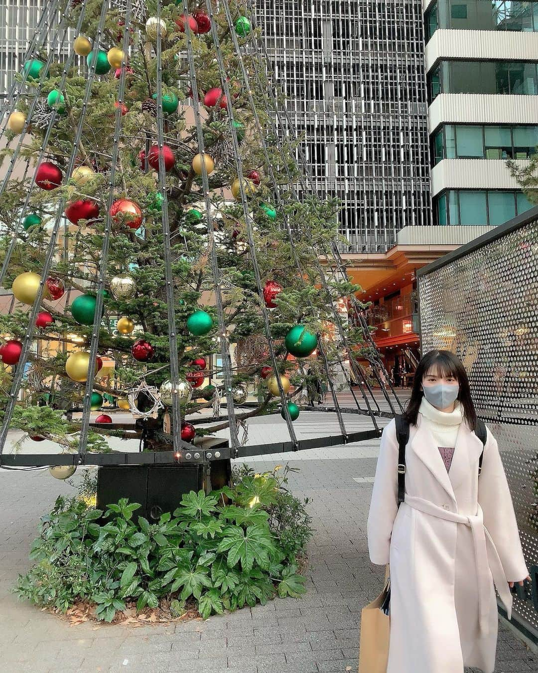 道重さゆみさんのインスタグラム写真 - (道重さゆみInstagram)「メリークリスマスイブ🎄🎄🎄 プライベートでのツリーやイルミネーション写真♡☆♪  そして今日は20時頃からインスタライブをするので是非見てくださいねっ🍗🍟🎂🍕」12月24日 18時57分 - sayumimichishige0713