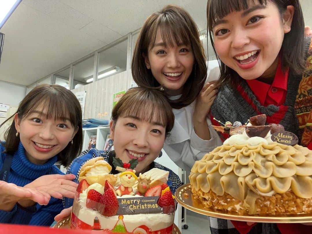 フジテレビアナウンサーのインスタグラム：「杉原です！ 今夜は…クリスマスイブ🎄  家族と過ごすも良し、 友人と過ごすも良し、 恋人と過ごすも良し、  アナウンス室の人と食べる ケーキはさらに美味しく感じたな😋  良い子はサンタさんが来るのを 早く寝て待ちましょう〜🎅🎁  #クリスマスイブ #幸あれ #撮影するときだけマスク外しました #クリスマスも感染対策を忘れずに #三上真奈 #井上清華 #杉原千尋 #小室瑛莉子」