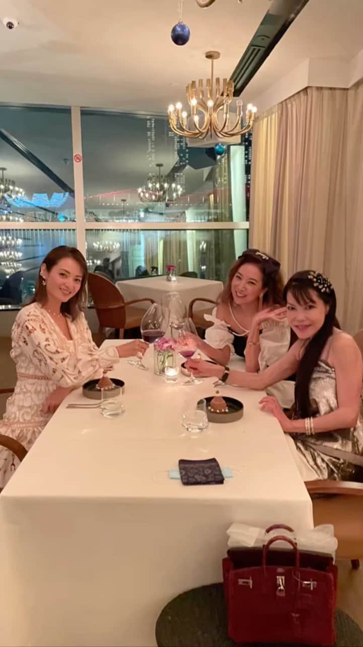 畑田亜希のインスタグラム：「✨RIVIERA ✨Restaurant ❤️ ・ お久しぶりのKyokoさんとヨニチャンでdinner 🍷 ・ 美味しいお料理を頂きながら、沢山話して笑って楽しかった☺️❤️ ・ #2021 #sg #singapore #riviera #christmas #christmasdinner  #ひとつ星レストラン」