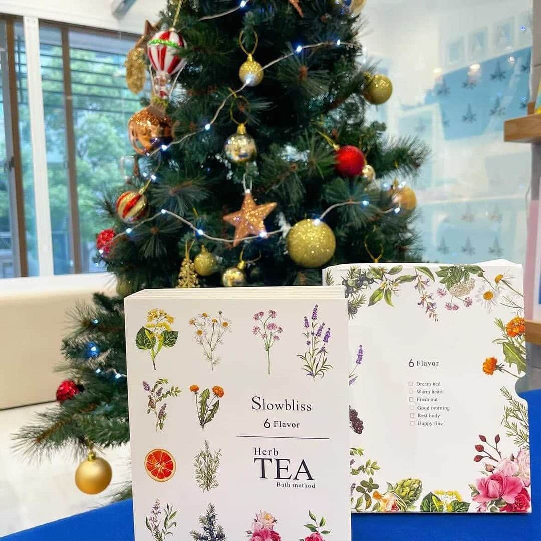 slowbliss officialのインスタグラム：「【至福の時をプレゼント❤️ギフトBOOK🎄】 slowbliss公式アカウントです💐  今日はどの香りにしようかな、、、💕 選ぶときからワクワクする入浴剤。  スローブリス6種がひとつずつ入った、ハーブティバスメソッド ギフトBOOKセットはプチギフトにもぴったりです✨  癒しの時間をゆっくり過ごせますように…🌿  ◇スローブリス ハーブティバスメソッド ギフトBOOKセット ¥2,574(税込)  @akari030201 様のお写真をお借りしました！ ありがとうございます💕  ハーブを使った美容アイテム展開中です🌿  詳しくはこちらから☟ @slowbliss_official  #slowbliss #スローブリス #入浴剤 #入浴剤マニア #バスソルト #ナチュラルコスメ #保湿ケア #乾燥肌 #ツヤ肌 #ハーブのある暮らし #アロエ #オーガニックアロエ #精油 #サフラワー #ドライハーブ #オーガニックコスメ #スキンケアマニア #ハーブティ #ギフト #ギフトセット #プレゼント #入浴剤好き #バスタイム #バスタイム美容 #半身浴のお供 #ギフト #プチギフト #プレゼント #クリスマス #クリスマスプレゼント」