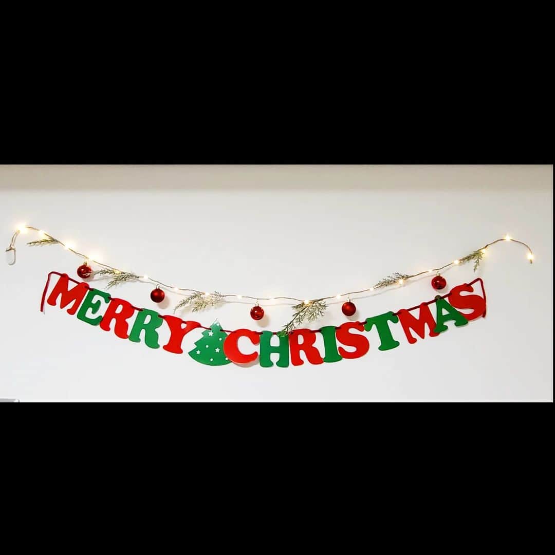 のインスタグラム：「Merry Christmas🎄 전 좋아하는 크리스마스 영화 보면서 따숩게 보낼 예정이예요❤ 여러분도 몸도 마음도 건강한 크리스마스 보내세요❄  #아더크리스마스 #ARTHURCHRISTMAS #클라우스 #KLAUS 겨울이면 늘 보는 #미세스다웃파이어 #mrsdoubtfire」