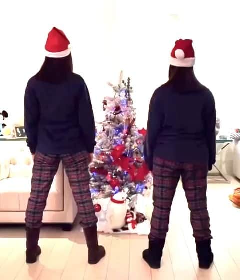 Ambra Angioliniのインスタグラム：「L'abbiamo fatto di nuovo!🎄Ci teniamo a precisare che nessuna coreografia è stata maltrattata per realizzare questo video… BUON NATALE 🎁🎄🧑‍🎄🤶 @jolandarenga」