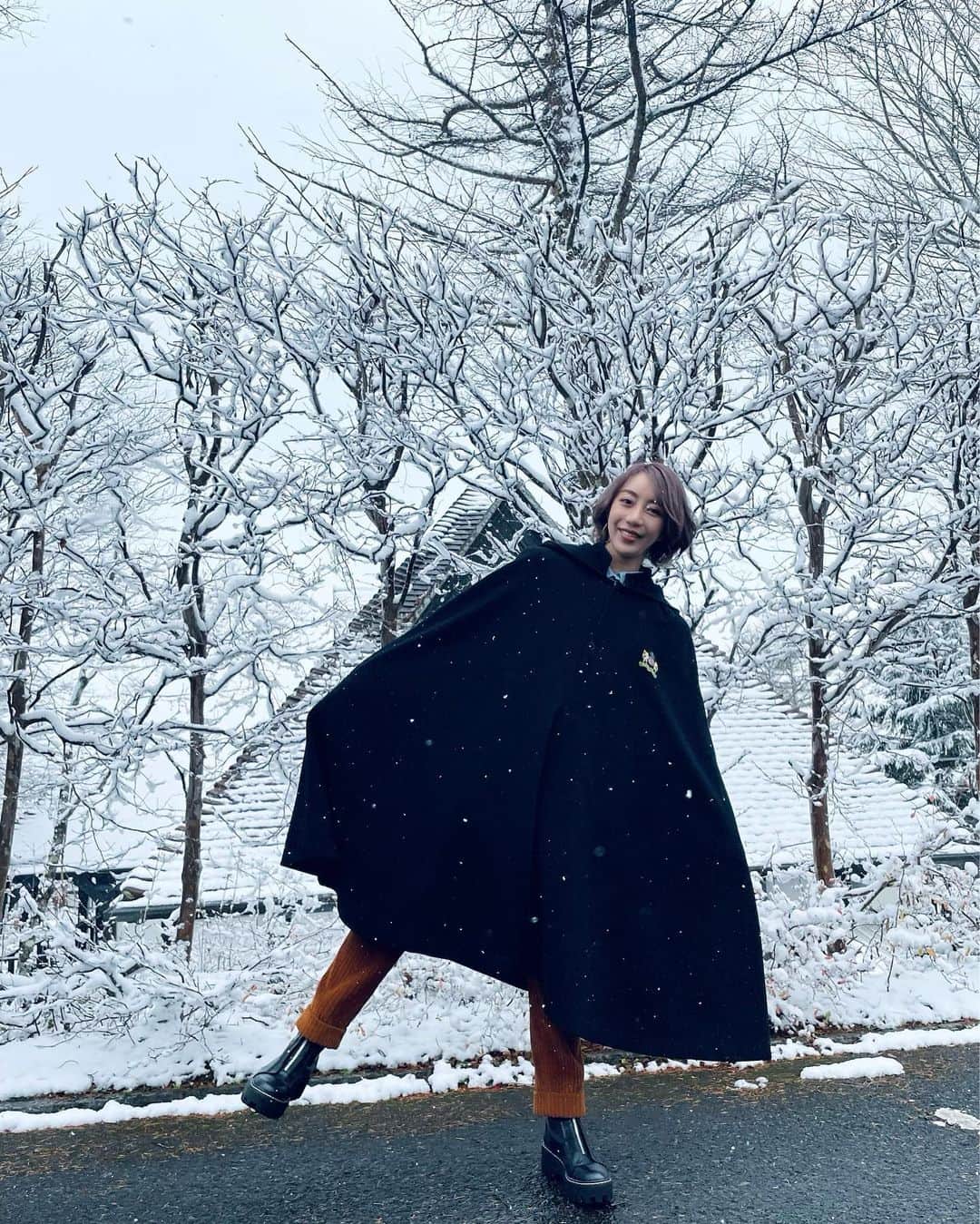 のインスタグラム：「. 🎄 Merry Christmas 🎄  明日放送の番組のお知らせ✨  BS-TBS　12/25(土) よる7:00～8:54  「日本発着！海外行った気リゾート」 国内の高級リゾートの中でも海外に行った気分になれる高級ホテルを紹介！  日本でも海外気分を味わえる 素敵な場所に行ってきました😊 なぜ雪の中でマントを着ているのかは 番組を見ていただけると分かります⛄️  ぜひご覧くださいね❄️  そして、RURICARATの皆さまには先に お伝えしていましたが、 今回からコメント欄を一先ず閉鎖する事に いたしました。 今までInstagramの方にも温かいコメントを 送って下さり本当にありがとうございました😌🙏 引き続き、宜しくお願い致します✨  #BSTBS #旅番組 #日本の絶景 #お楽しみに！ #美弥るりか」