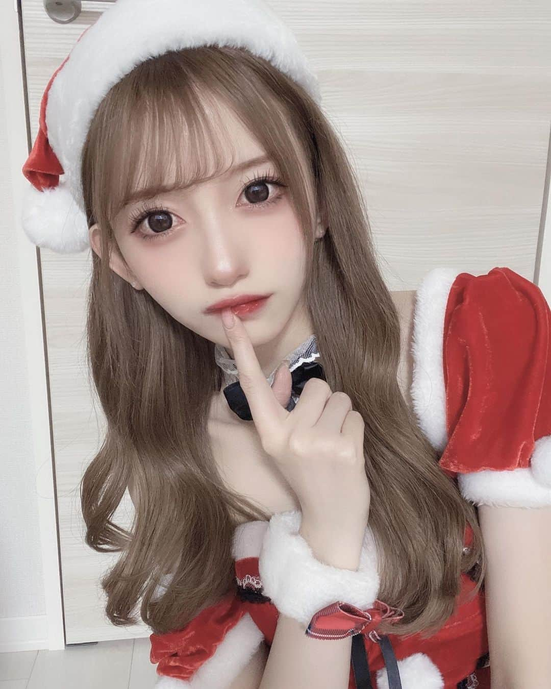 jurinaのインスタグラム：「Merry Christmas 🎄🌟 玉さんに今年最後にエクステ付け替えてもらいました🎅🏻」