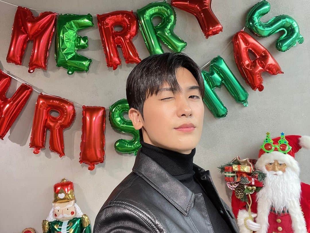 ヒョンシク のインスタグラム：「🎅🏻🎄Merry Christmas」