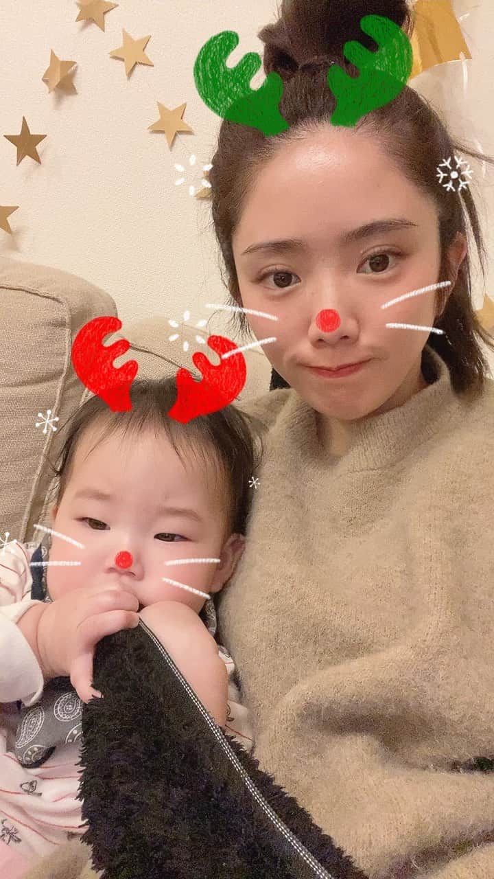 りかみし（みしまりか）のインスタグラム：「メリクリ🎁🎅🎄  👶はパーカーを食べるのに夢中…  みなさん良いChristmasを❤️  うちは今年は何もしないのです😊✌️ バタバタしすぎてツリー出すのも断念した笑 👶のクリスマスプレゼントもありません笑 まだ分からないからいいのです🤣  そんなクリスマスだっていいじゃないか！❤️  #クリスマス」