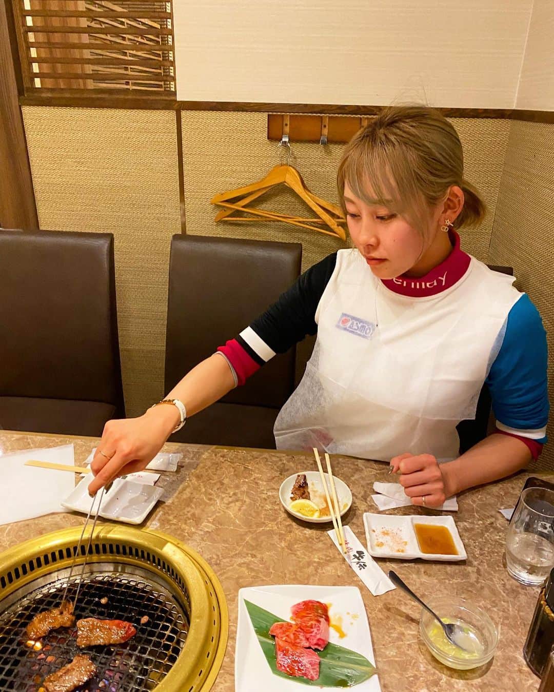 のインスタグラム：「. 皆さん、お久しぶりです🌟🌟🌟 . 気付いたら３週間も投稿してなかった😳💦 . ストーリーは多めなんだけど、投稿はサボり気味😂笑 . . 何か載せる物あるかなぁ？と写真フォルダ漁ったら、こんな物が出てきたので、、、 ゴルフウェアで焼肉とコンビニに行った時の写真でも載せちゃお🤭笑 . . #アスモゲイムス #asmo #アスモ #メリークリスマス #merrychristmas  #ゴルフ #ゴルフ女子 #ゴルフウェア  #ゴルフコーデ #ゴルフ女子コーデ #ゴルフ練習 #ゴルフ好き #golf #golfwang #golfwear #golfgti #golfswing #ゴルフ女子の休日 #ゴルフ女子の日常 #⛳️ #decembermay」